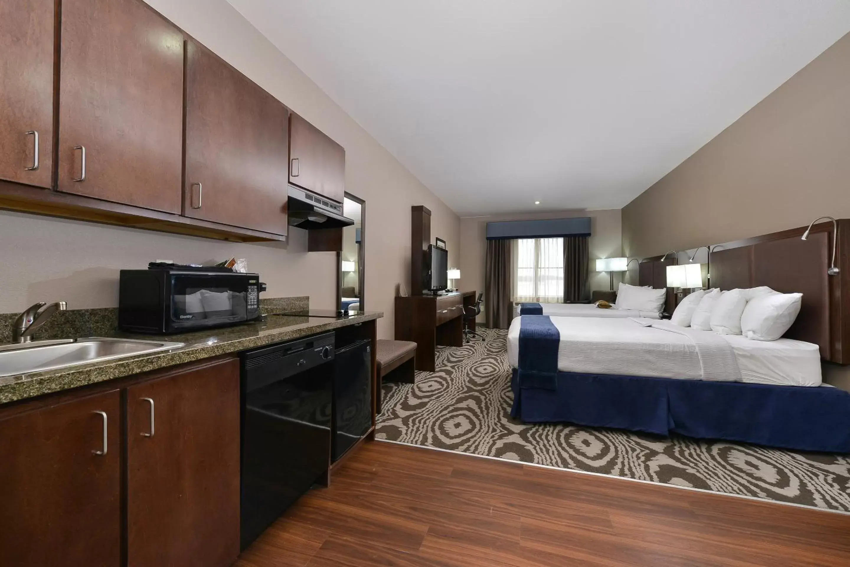 Photo of the whole room, Kitchen/Kitchenette in Best Western Plus Williston Hotel & Suites