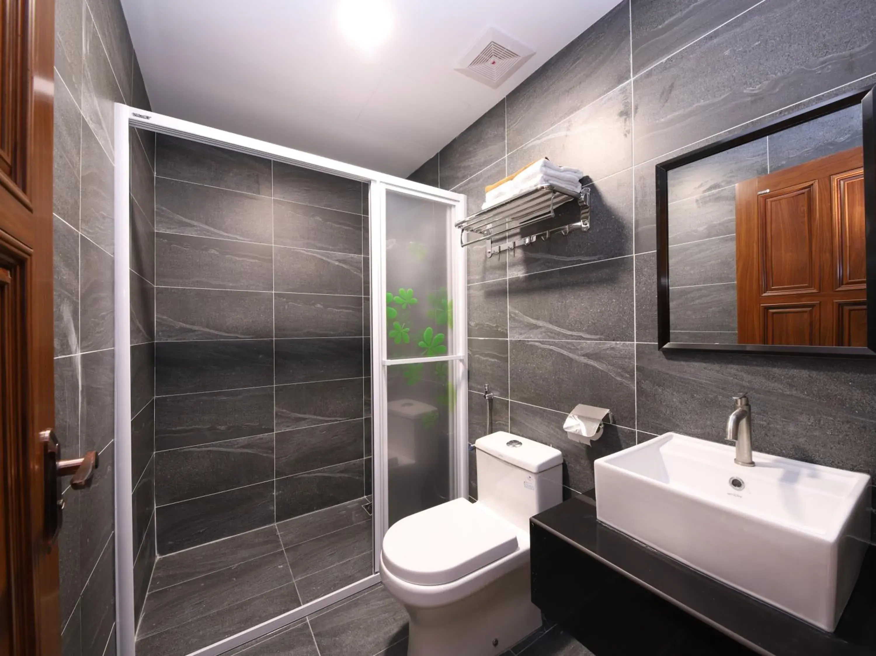 Shower, Bathroom in Hotel 101 Ulu Tiram