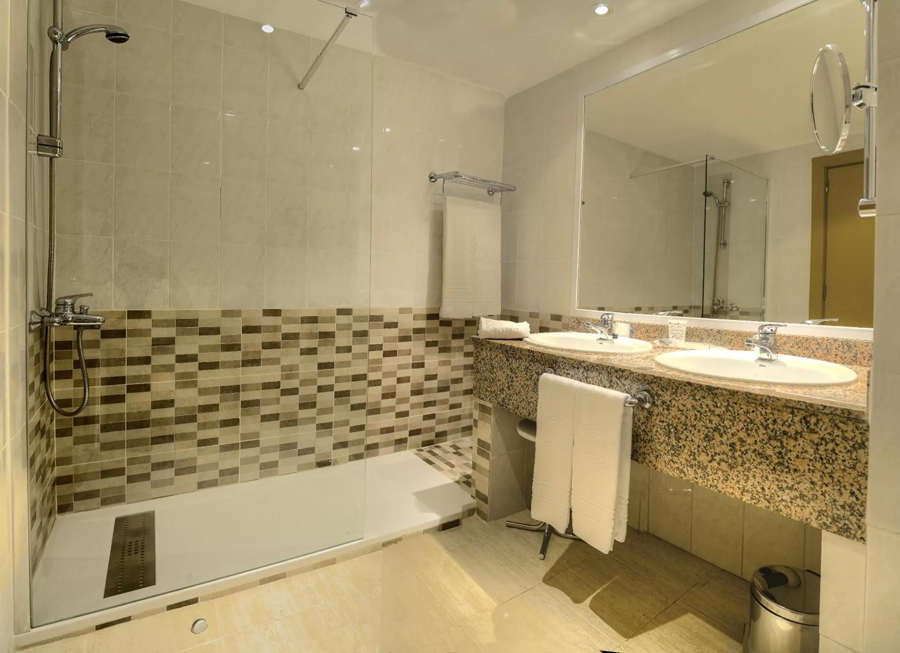 Shower, Bathroom in Beatriz Toledo Auditorium & Spa