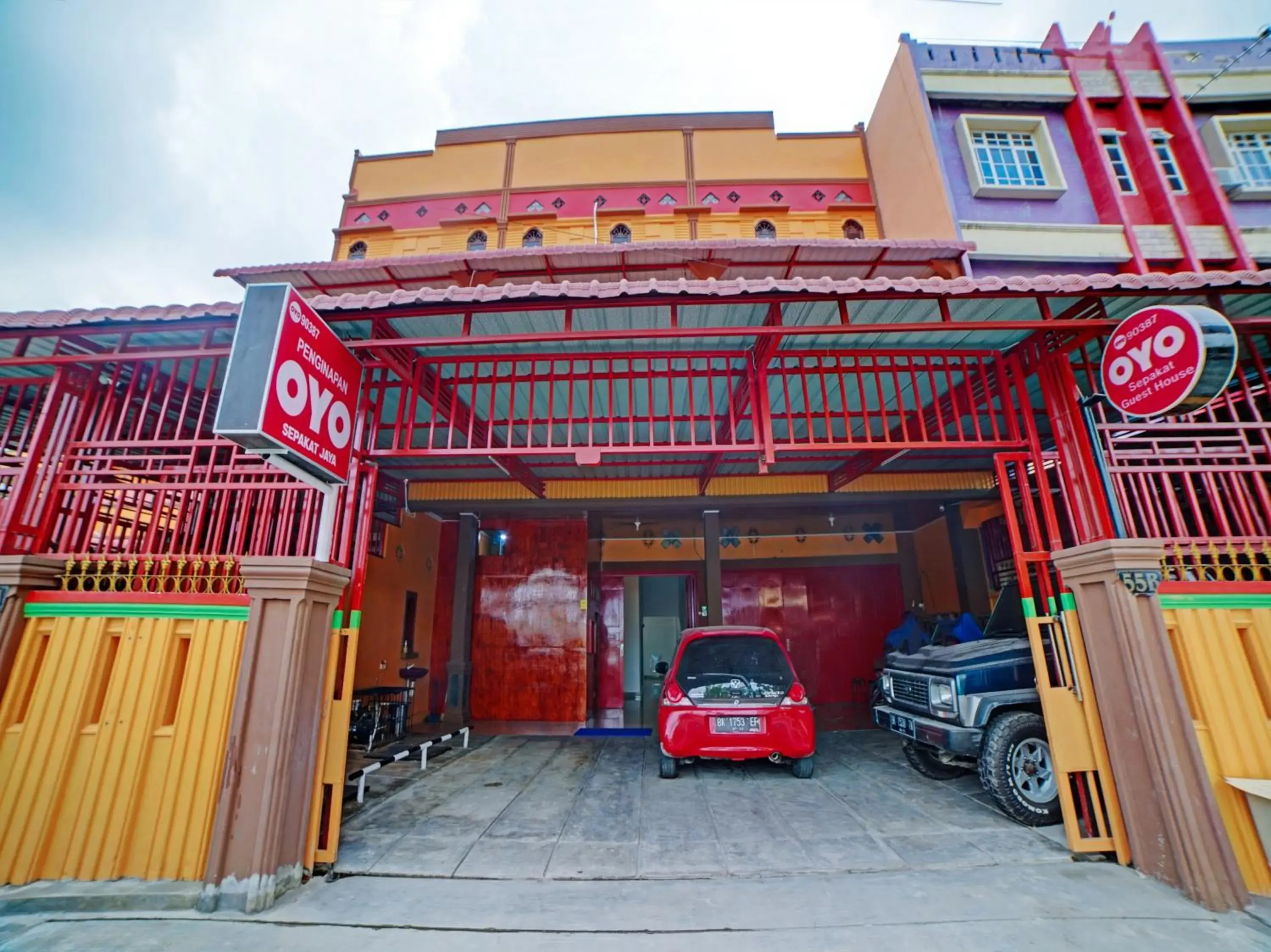 Facade/entrance, Property Building in OYO 90387 Sepakat Guest House