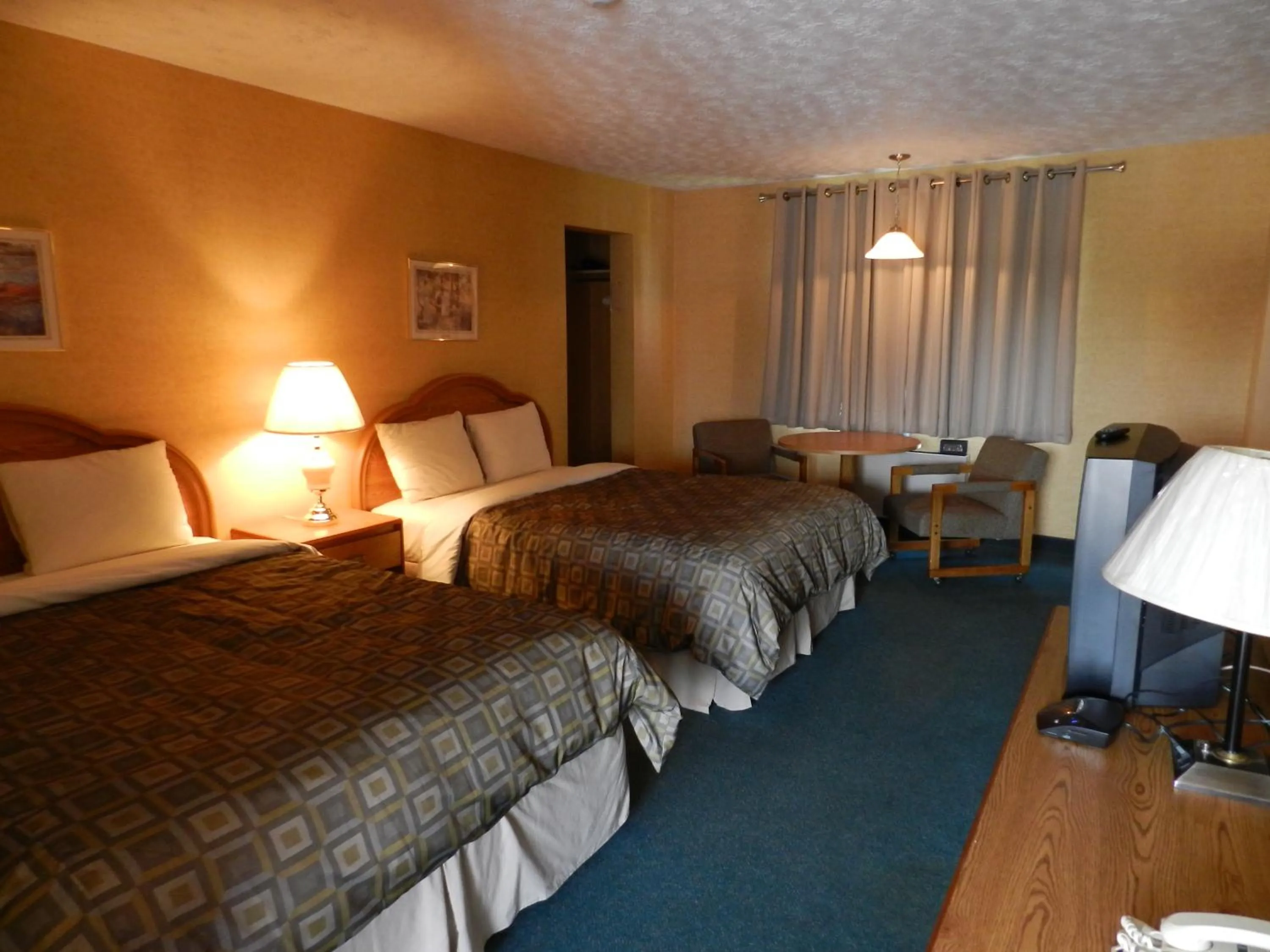 Photo of the whole room, Bed in Kings Inn Near the Falls