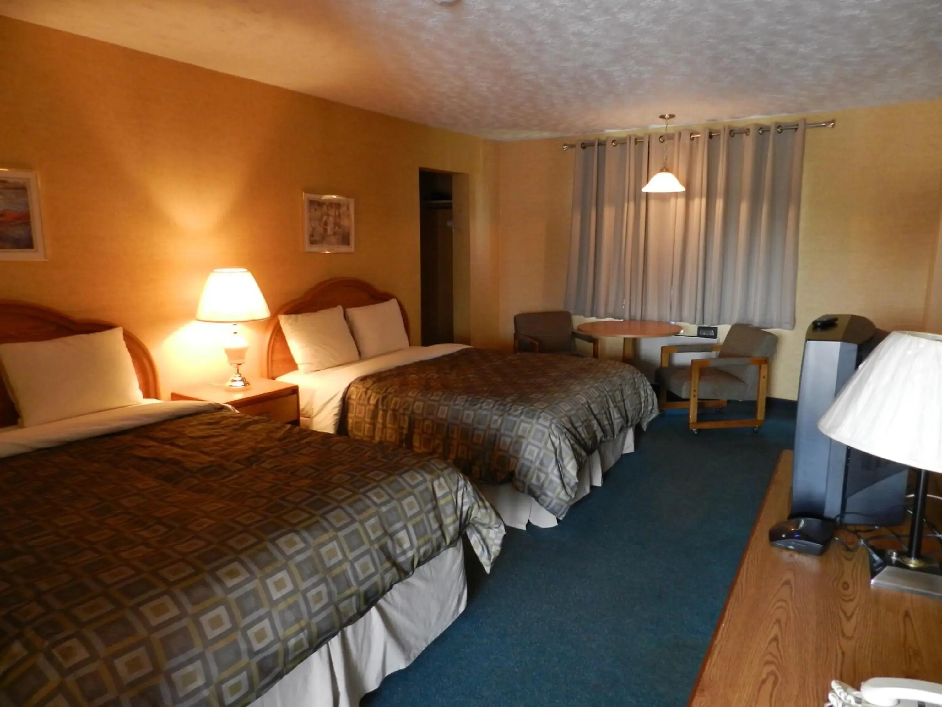 Photo of the whole room, Bed in Kings Inn Near the Falls