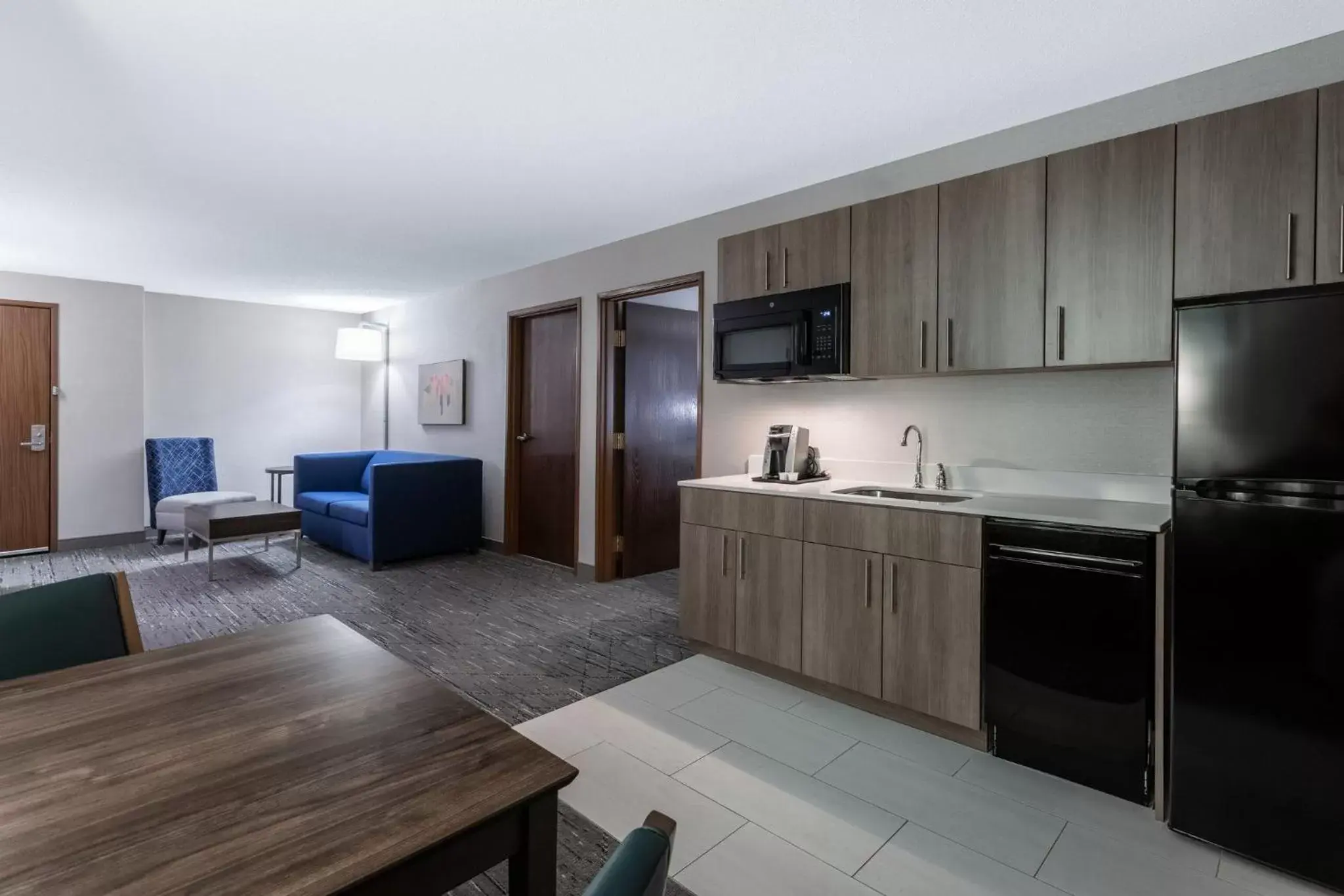 Bedroom, Kitchen/Kitchenette in Holiday Inn Express Hotel & Suites-St. Paul, an IHG Hotel
