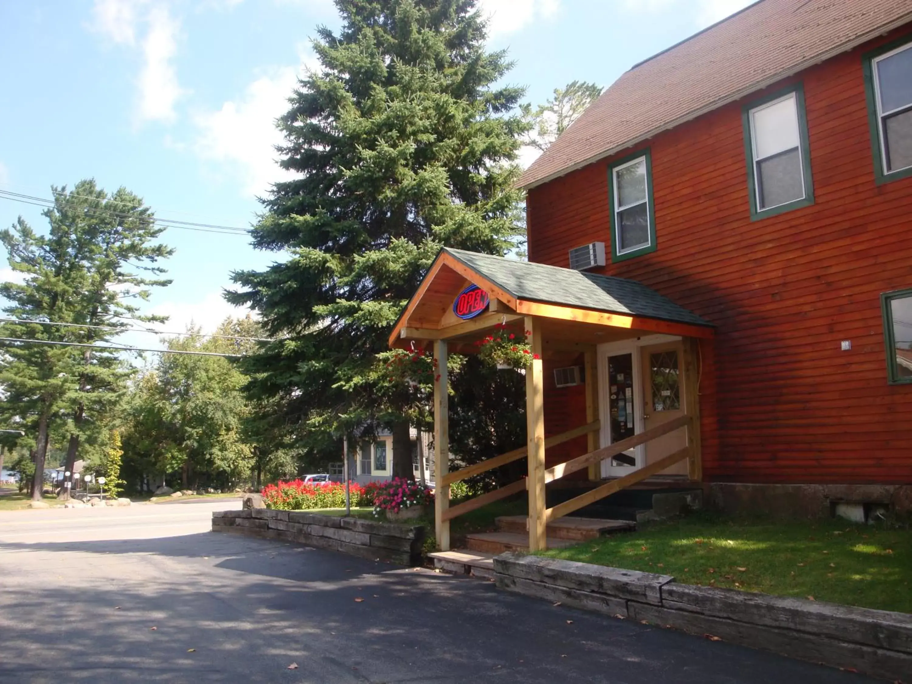 Facade/entrance, Property Building in Maple Leaf Inn Lake Placid