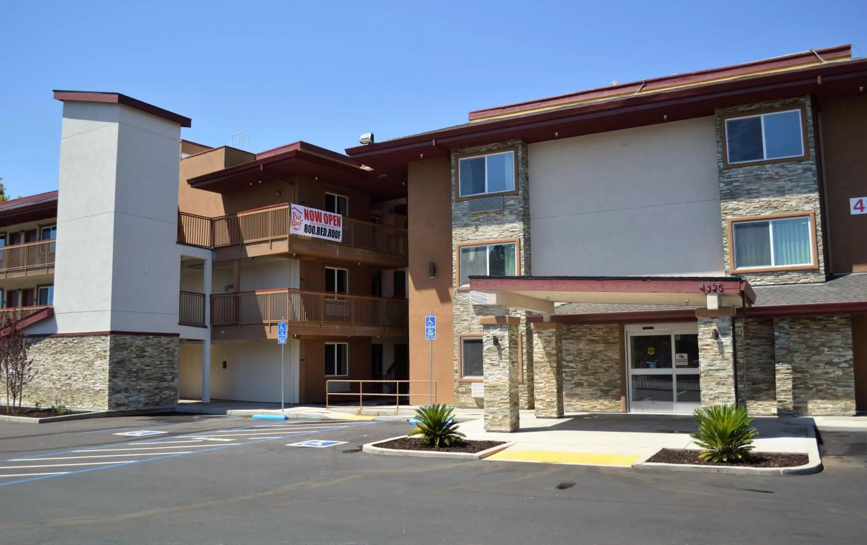 Property Building in Red Roof Inn & Suites Sacramento North