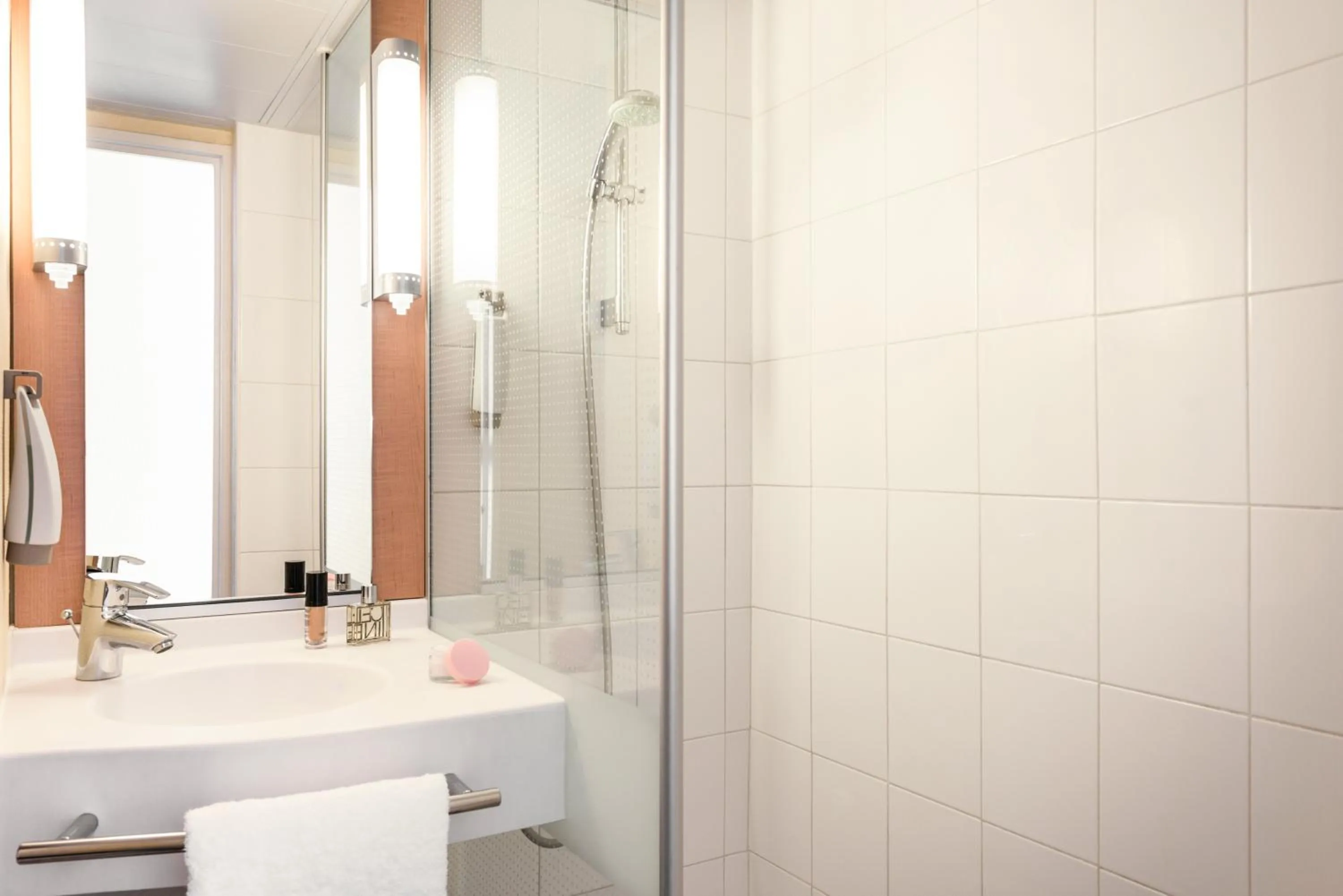 Bathroom in ibis Paris Pantin Eglise