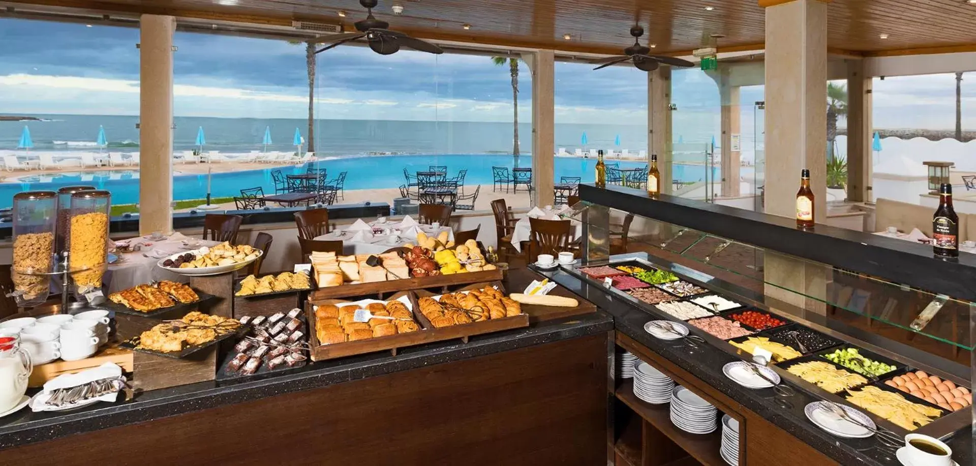 Buffet breakfast in L' Amphitrite Palace Resort & Spa