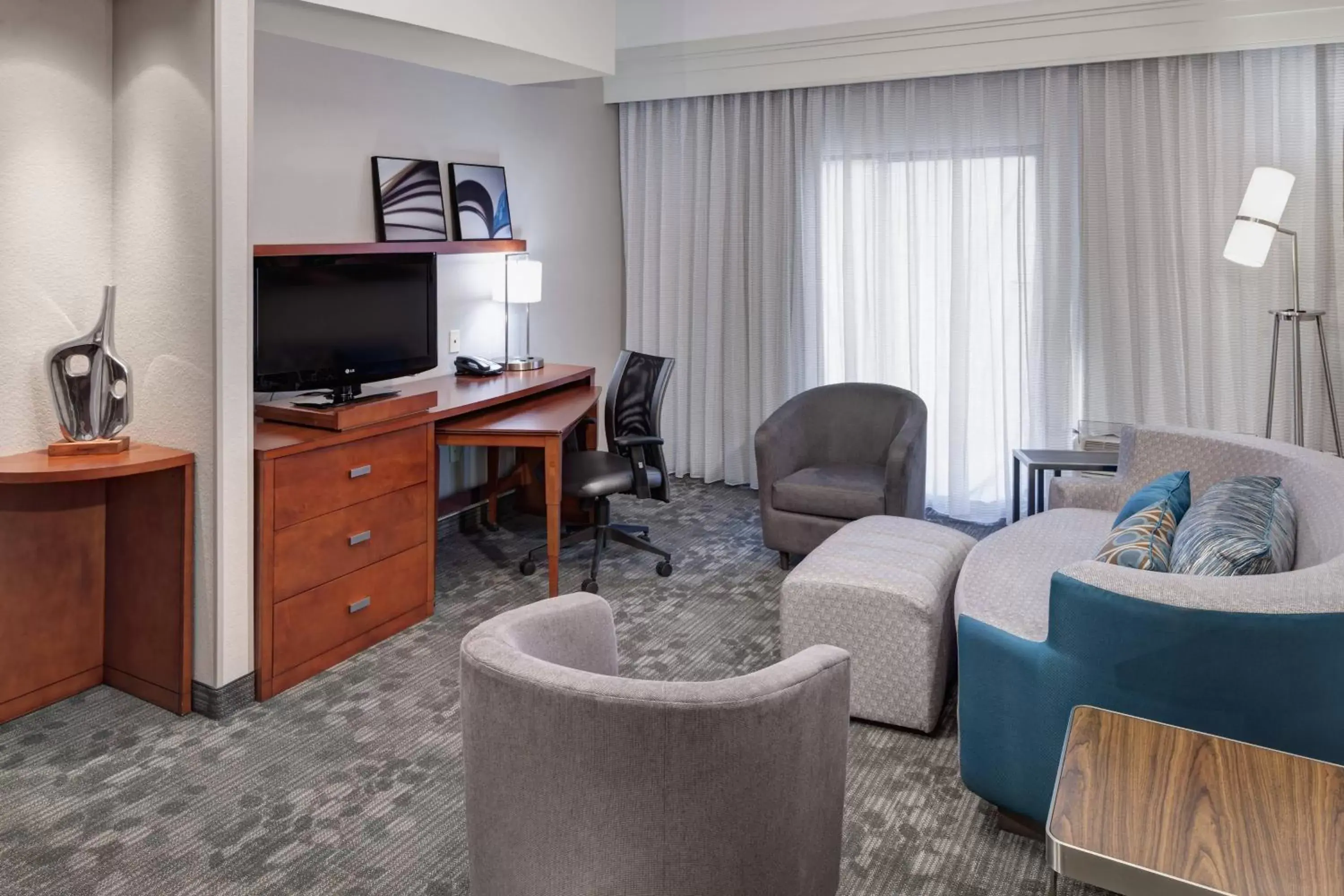 Living room, TV/Entertainment Center in Courtyard by Marriott Birmingham Trussville