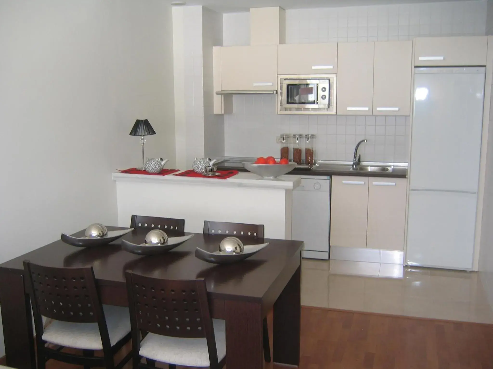 Dining area, Kitchen/Kitchenette in Domocenter Apartamentos TurÃ­sticos