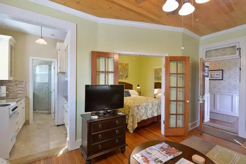 Photo of the whole room, TV/Entertainment Center in Old Colorado Inn