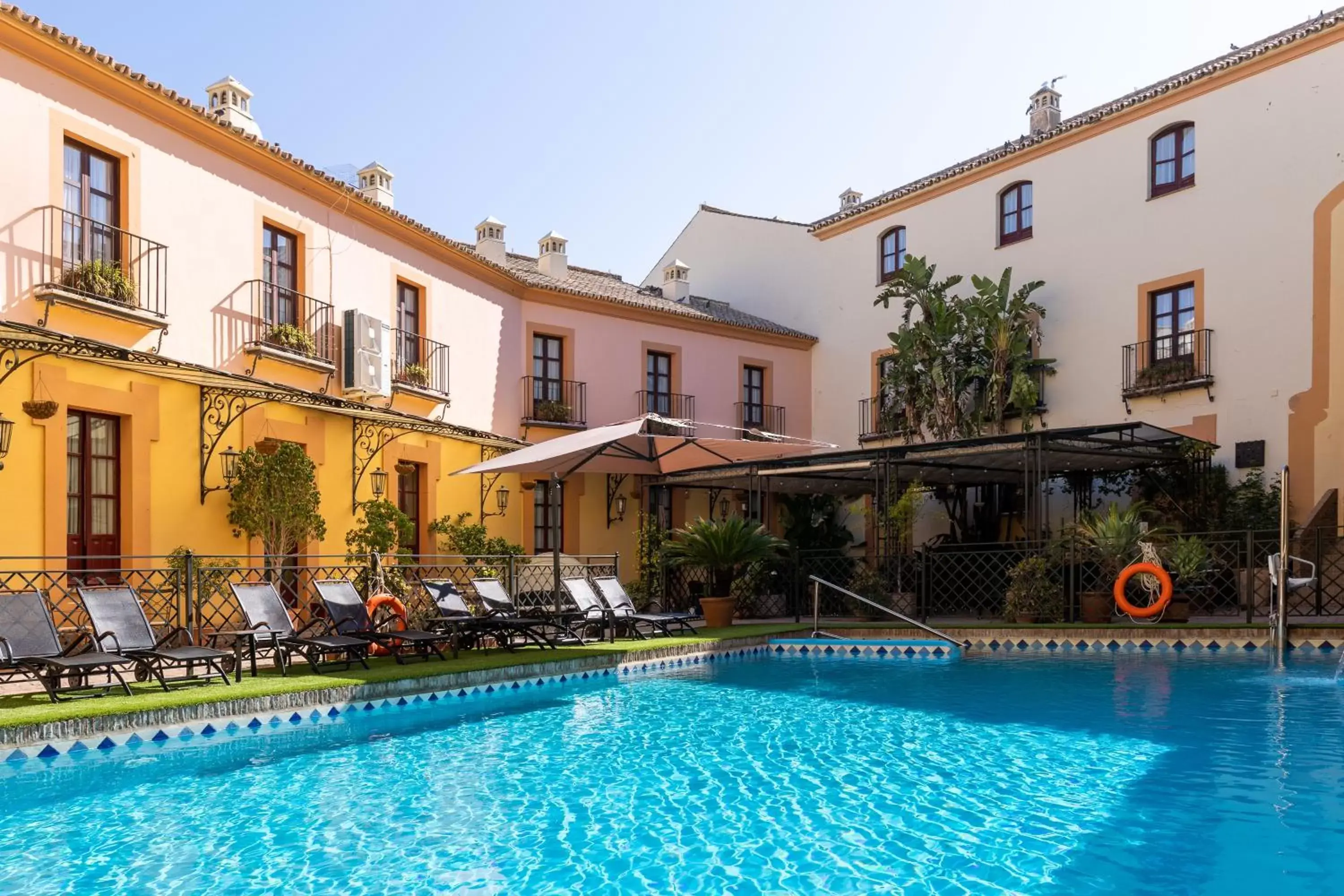 Swimming pool, Property Building in Hotel Alcázar de la Reina