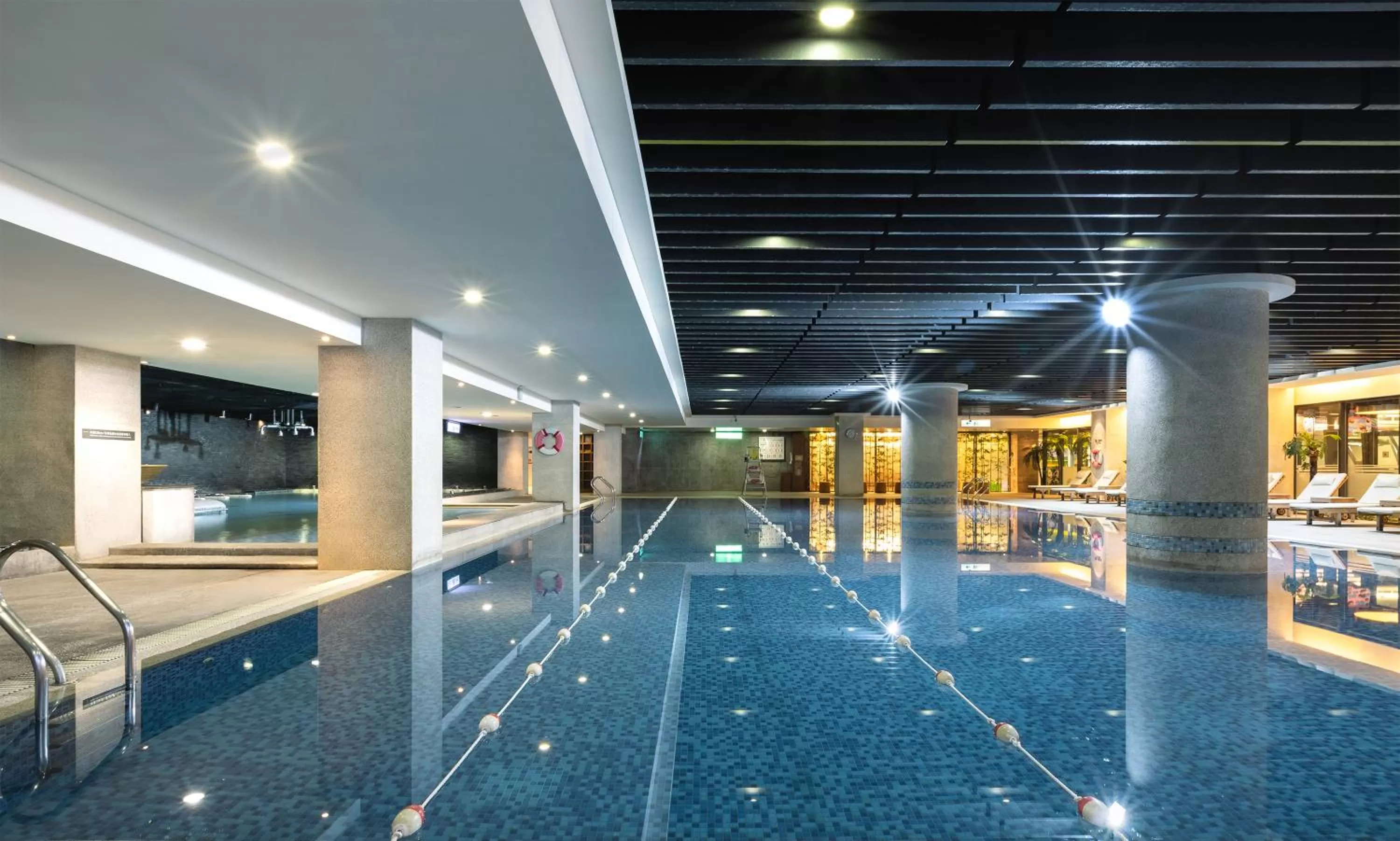 Swimming pool in Lakeshore Hotel Hsinchu