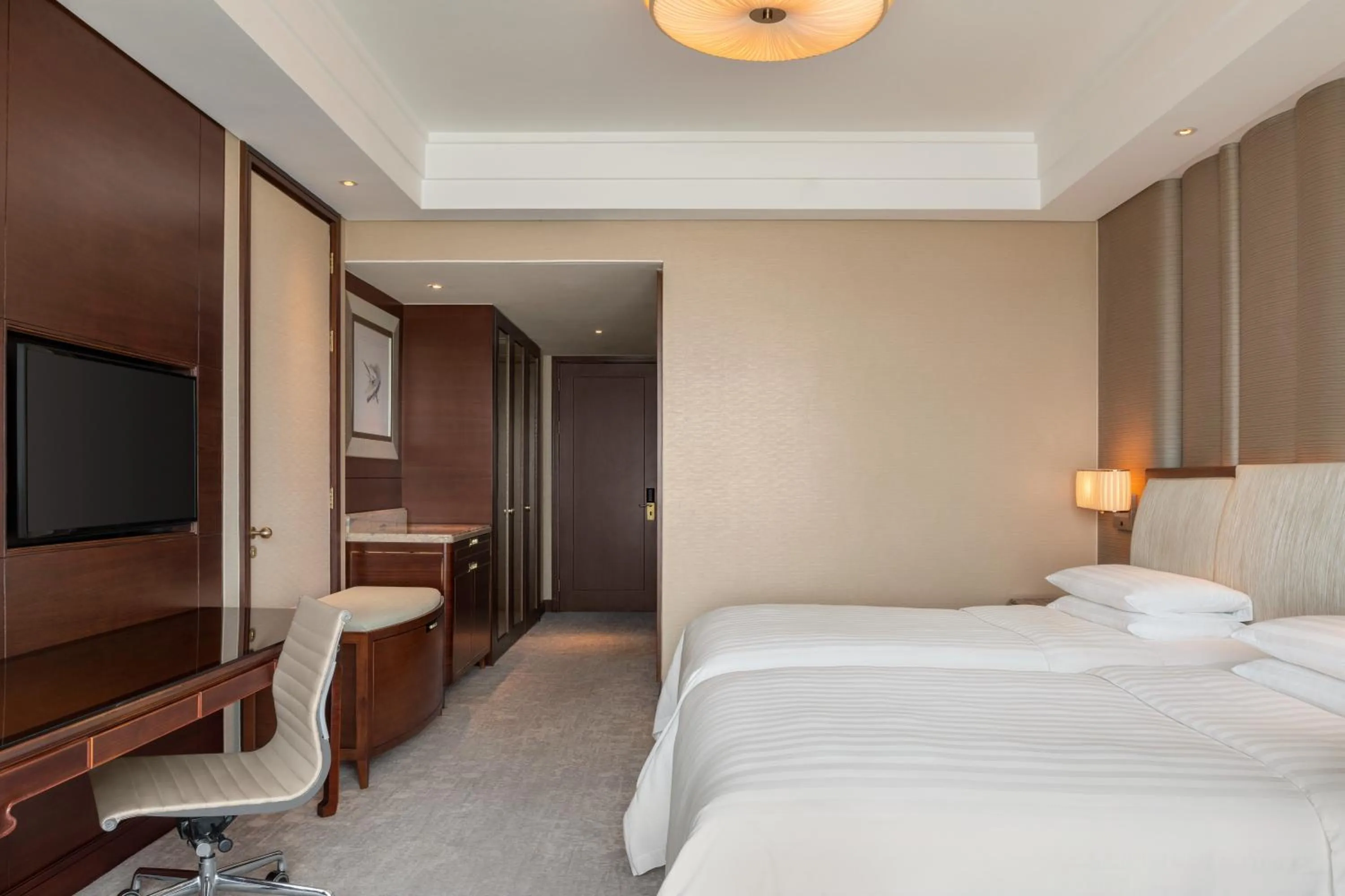 Photo of the whole room, Bed in Shangri-La Nanchang丨All room offer river views Just one stop from the Pavilion of Prince Teng