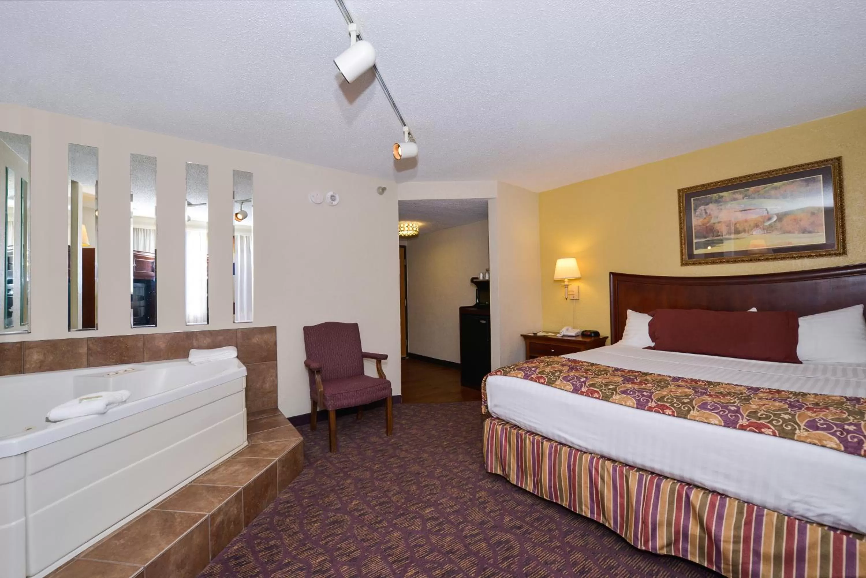 Photo of the whole room, Bed in Lamplighter Inn-South