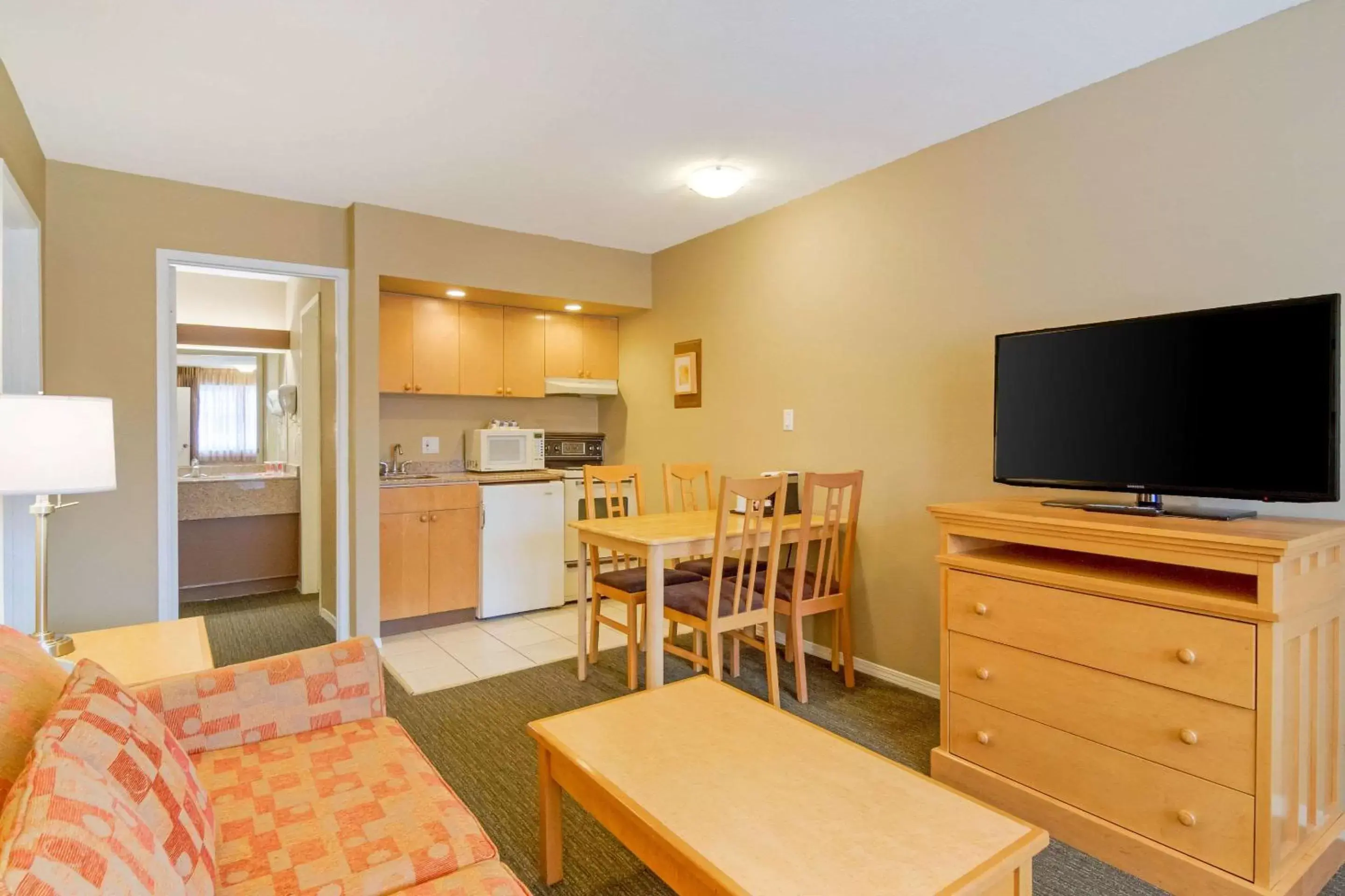 Bedroom, TV/Entertainment Center in Econo Lodge Inn & Suites - North Vancouver