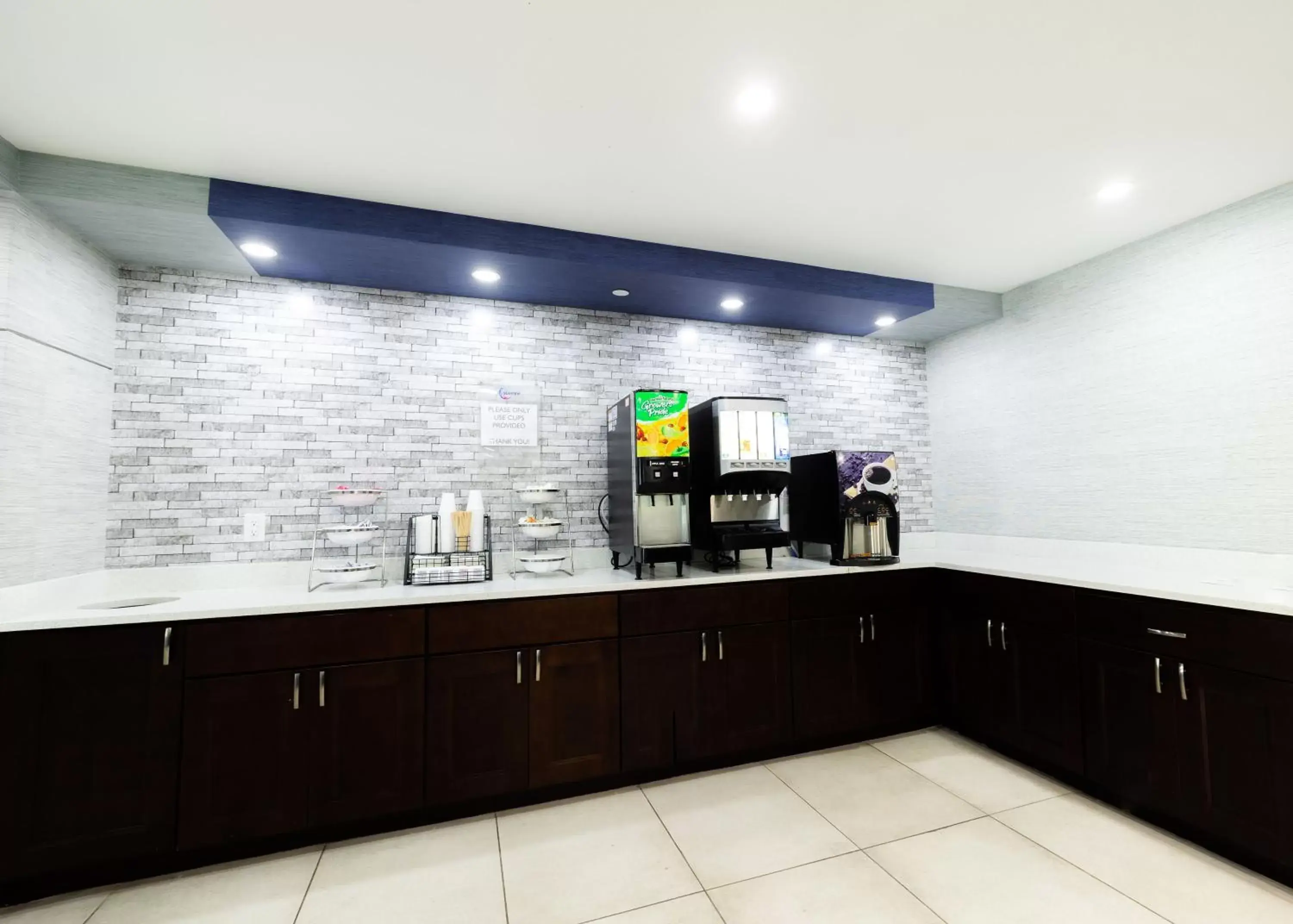 Coffee/tea facilities, Kitchen/Kitchenette in Seaview Hotel