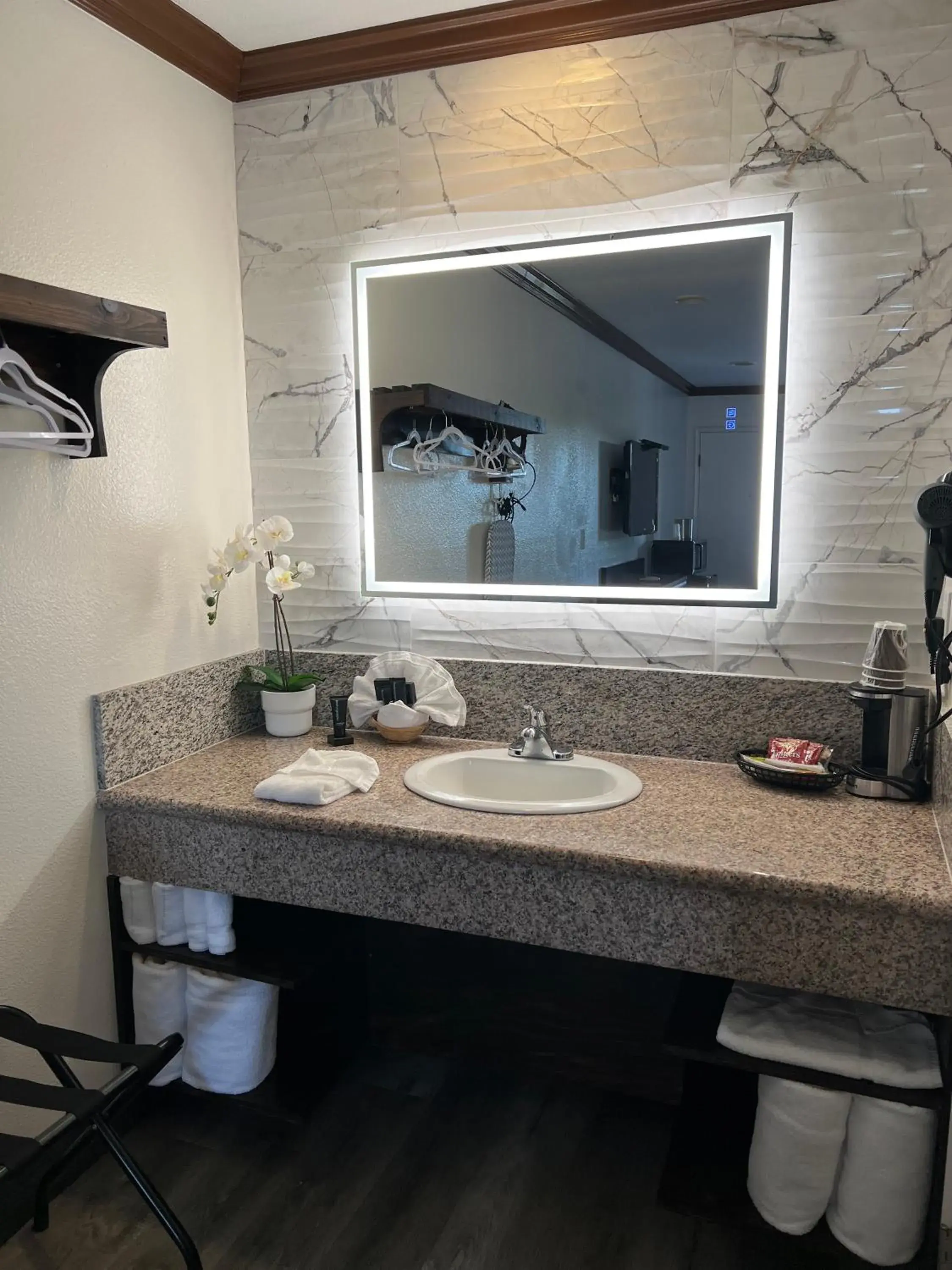 Bathroom in Starlight Inn Huntington Beach