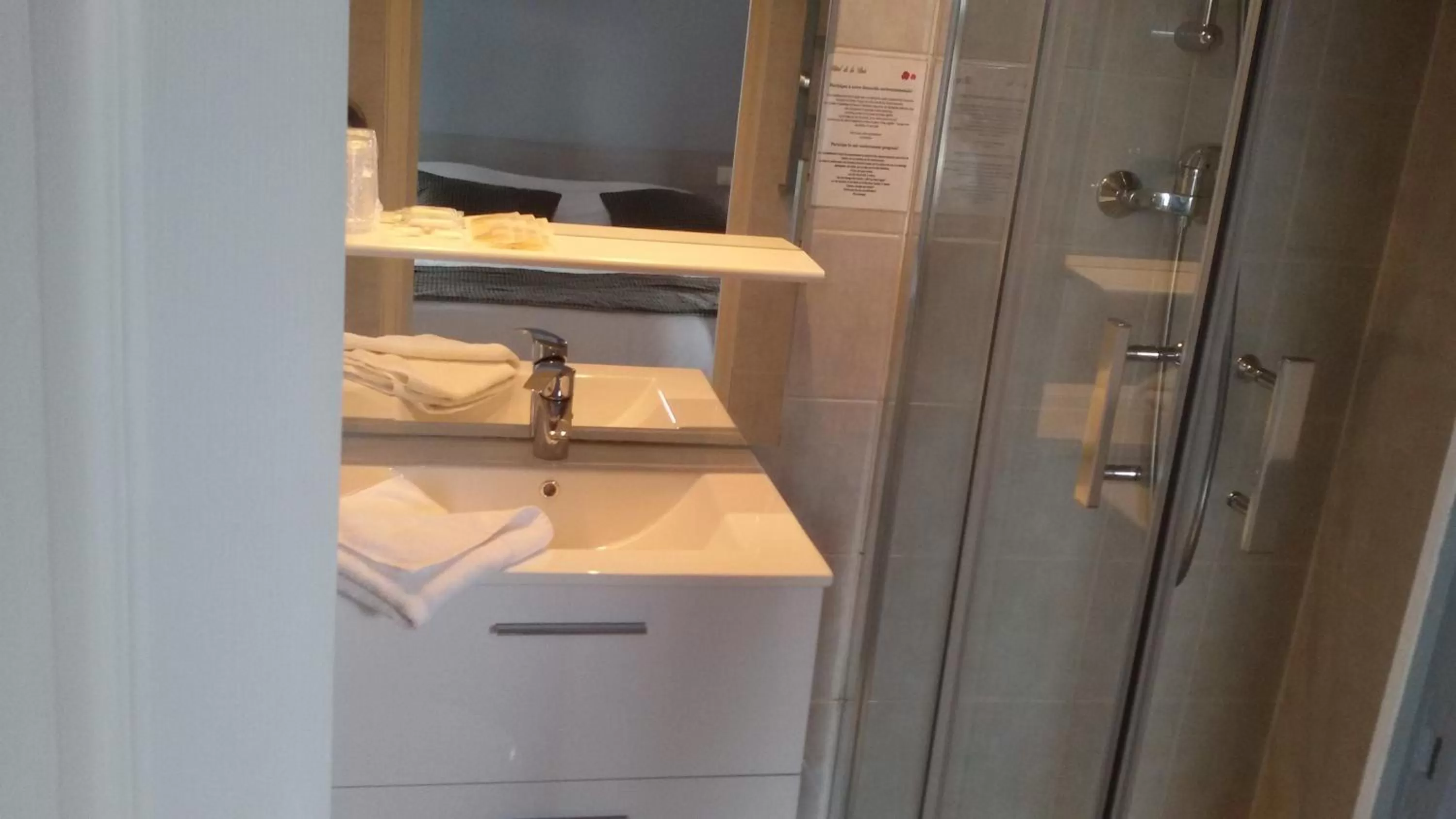 Bathroom in Hotel De La Paix