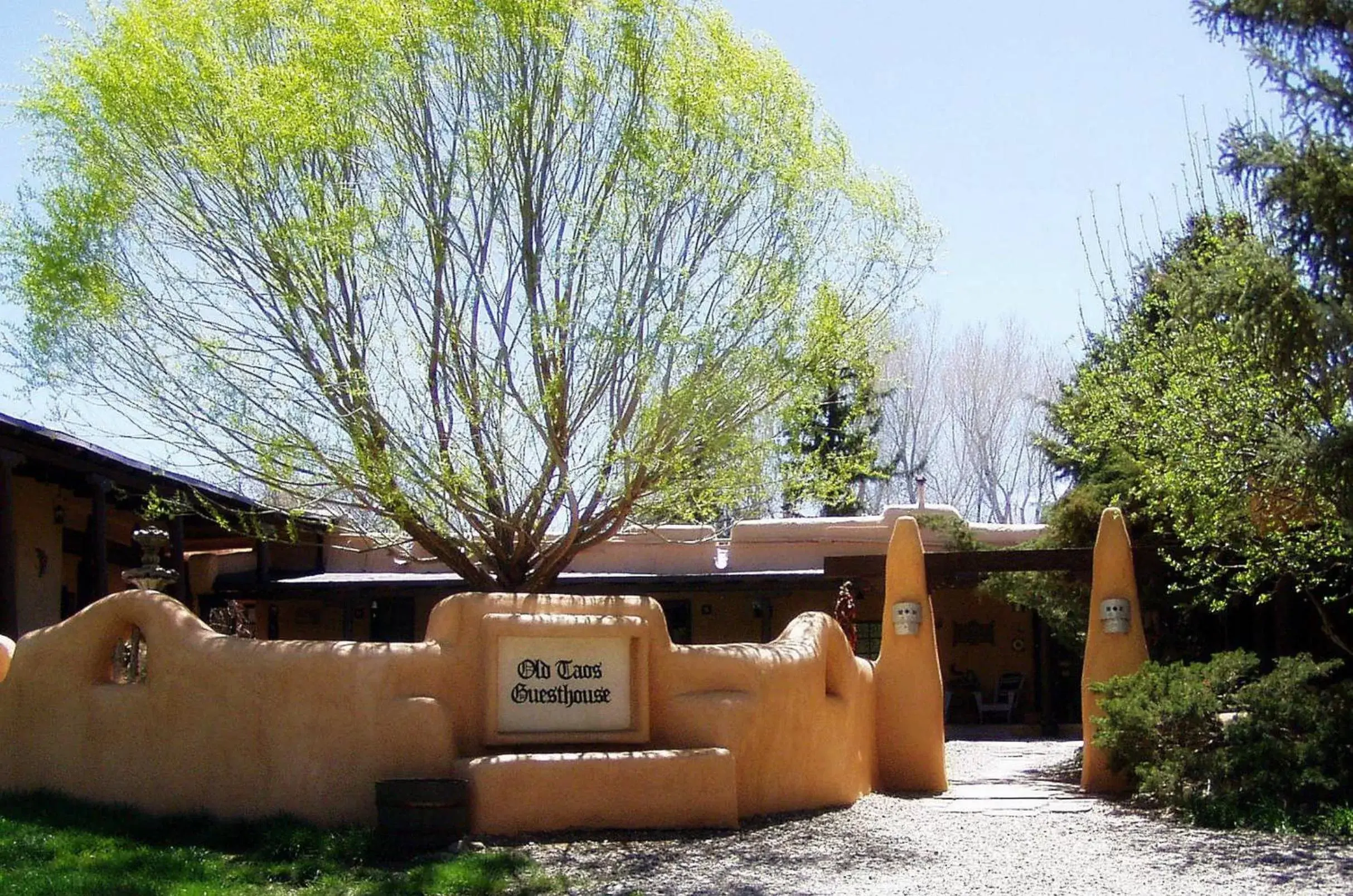 Facade/entrance in Old Taos Guesthouse B&B Facade/entrance in Old Taos Guesthouse B&B