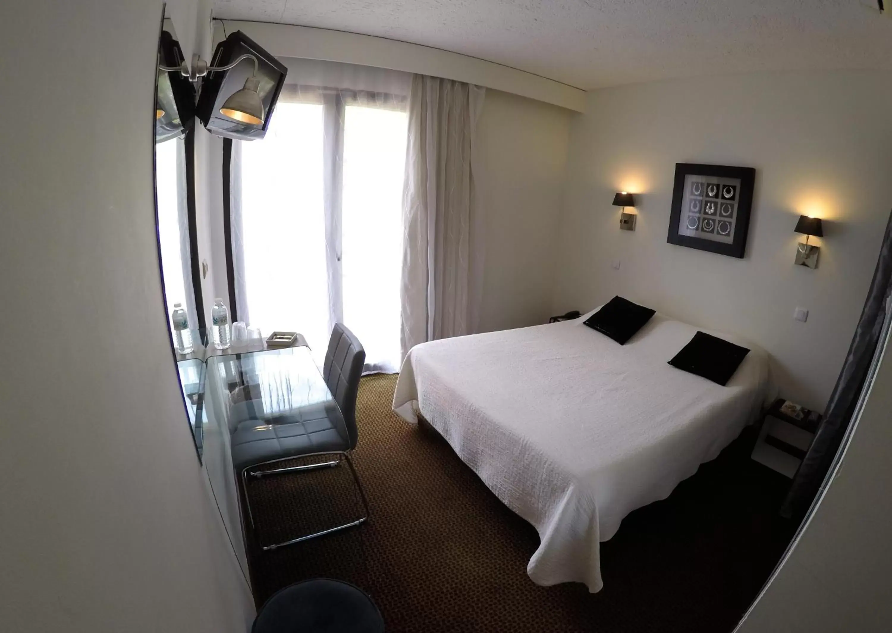 Bedroom, Bed in Noemys Gradignan - ex Cit'Hotel Le Chalet Lyrique