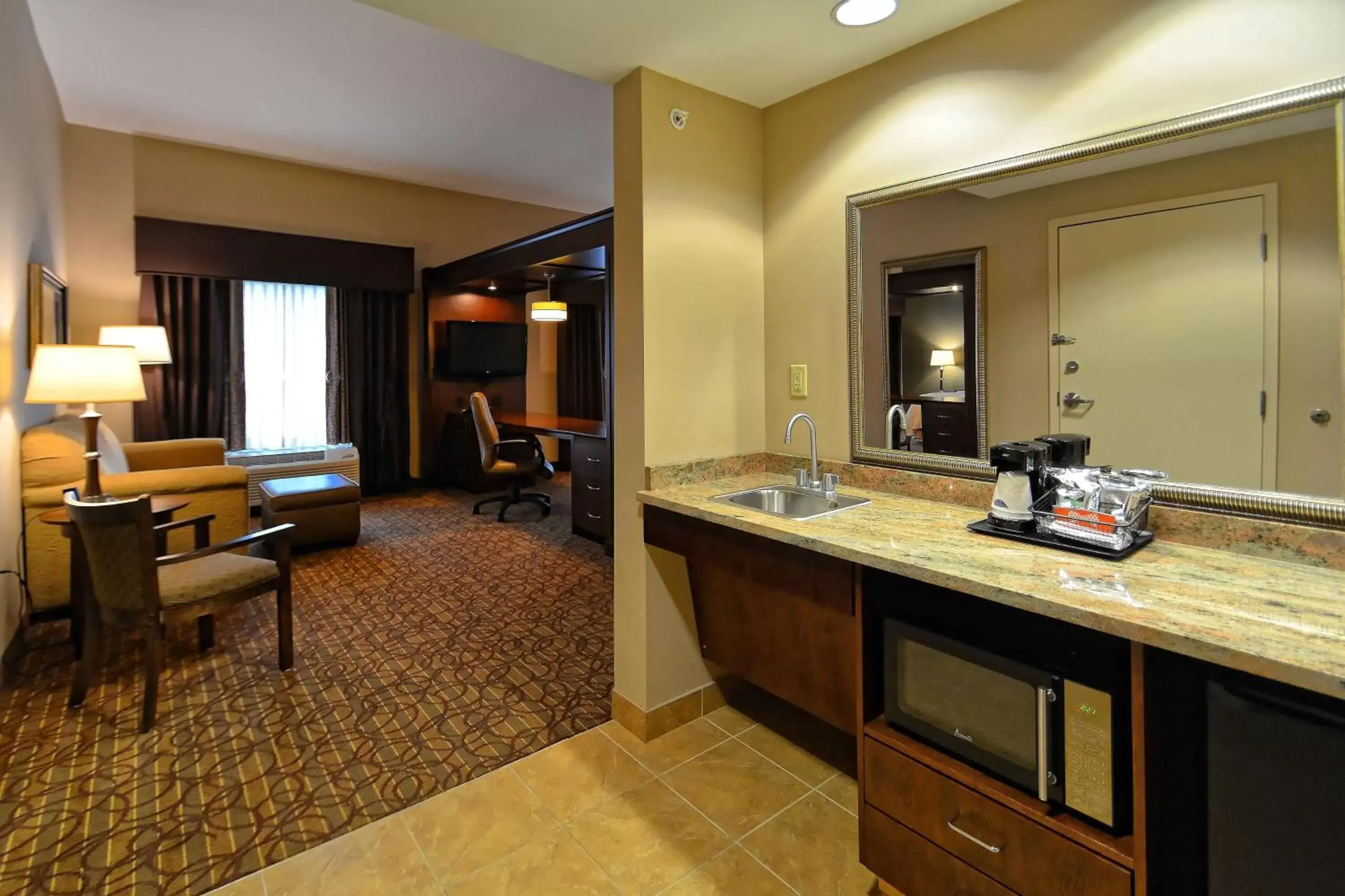 Kitchen or kitchenette, Bathroom in Hampton Inn Geneseo