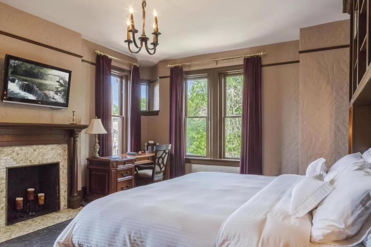 Decorative detail, Bed in Patterson Inn