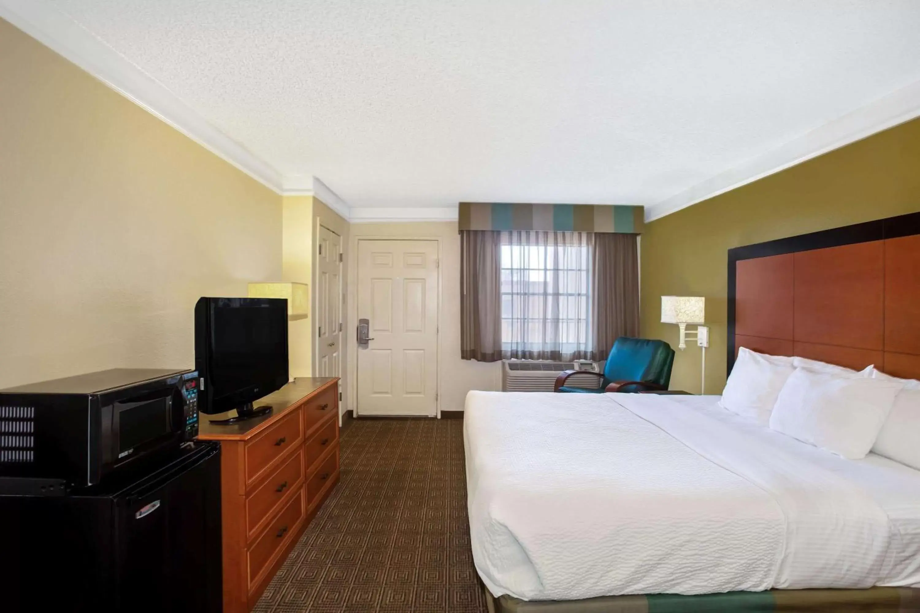 Photo of the whole room, TV/Entertainment Center in La Quinta Inn by Wyndham Killeen - Fort Hood