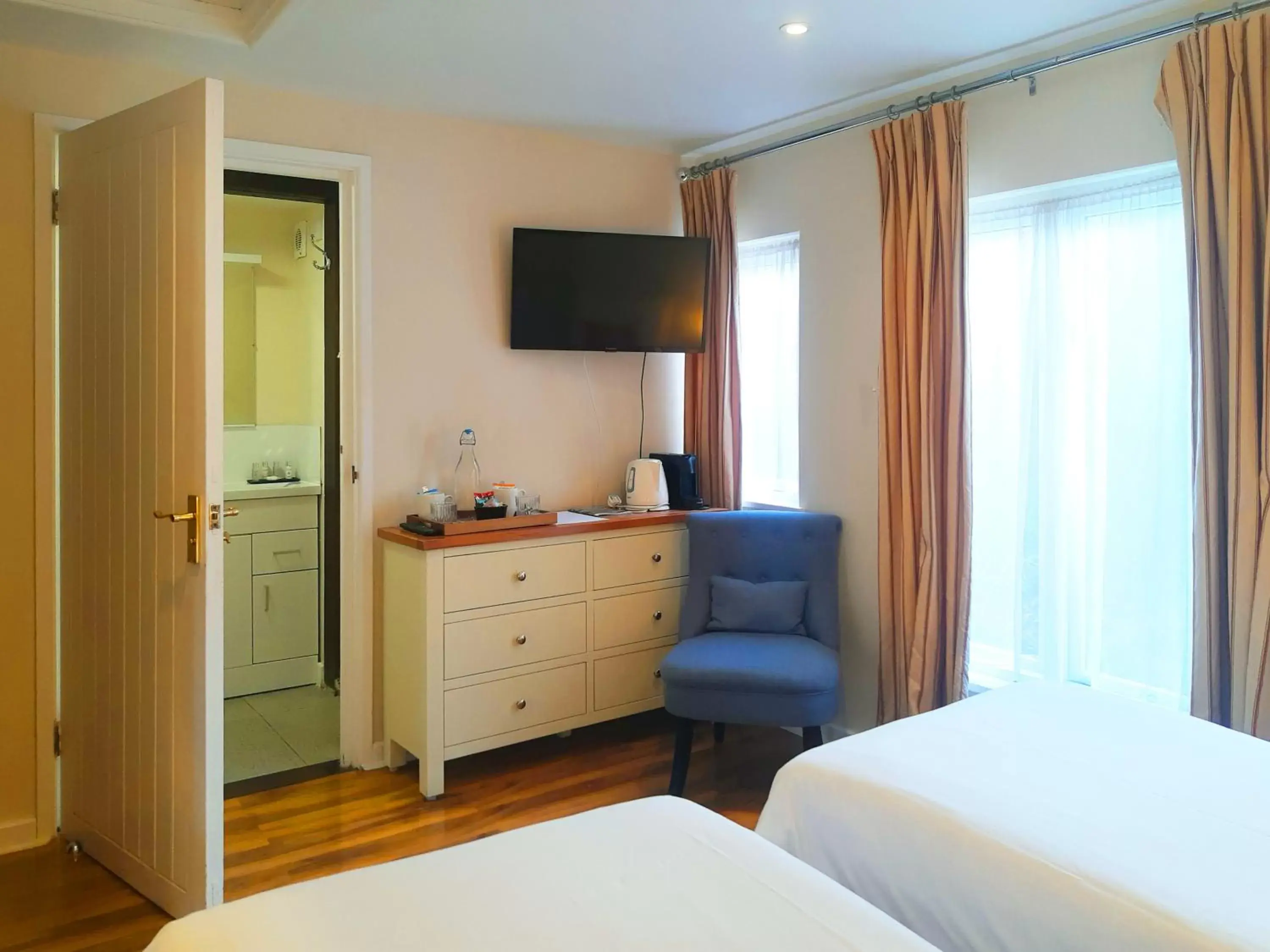 Bathroom, Bed in Thatched Cottage Hotel