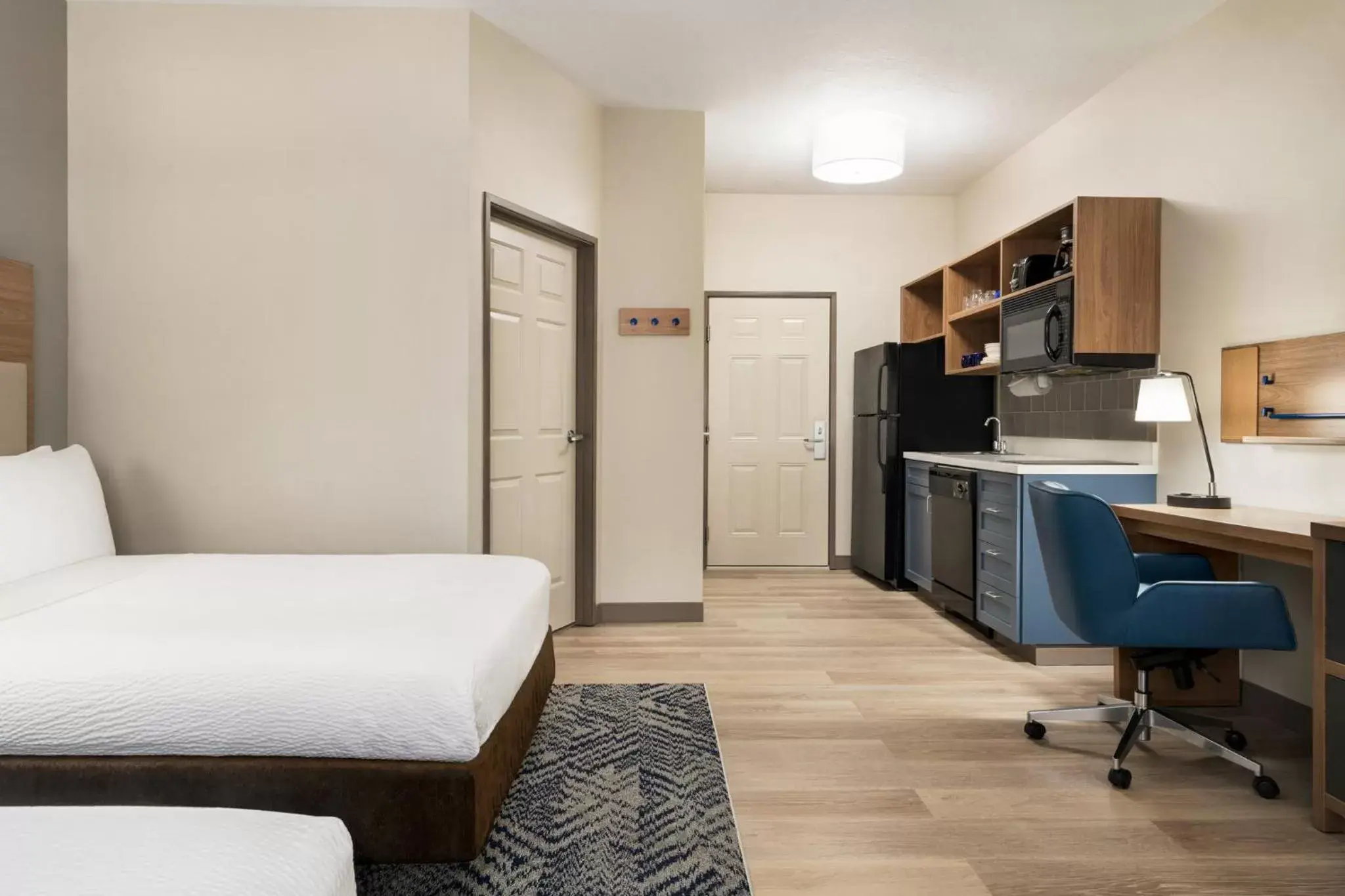 Photo of the whole room, Kitchen/Kitchenette in Candlewood Suites Boise-Meridian, an IHG Hotel