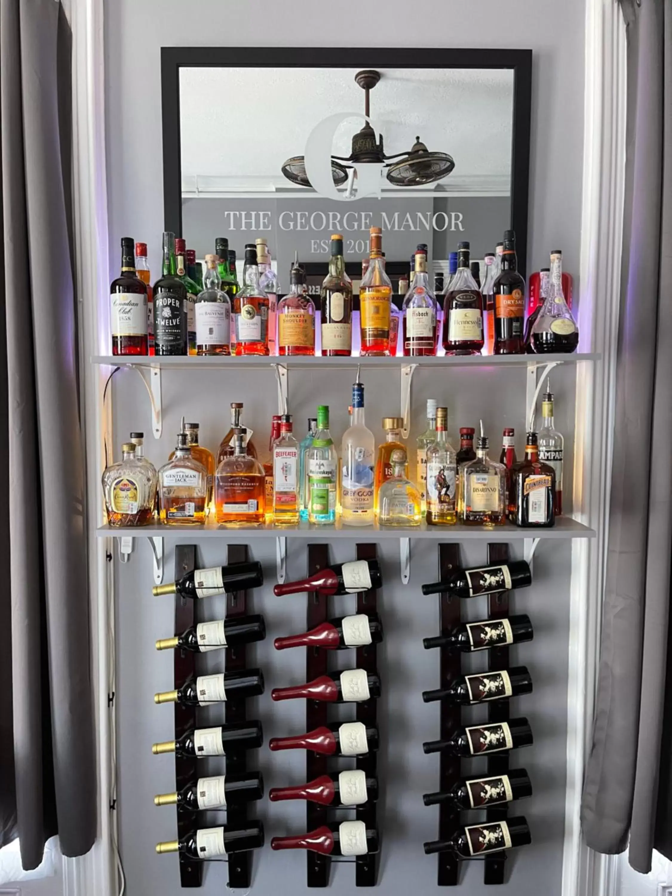 Lounge or bar in The George Manor Lounge or bar in The George Manor