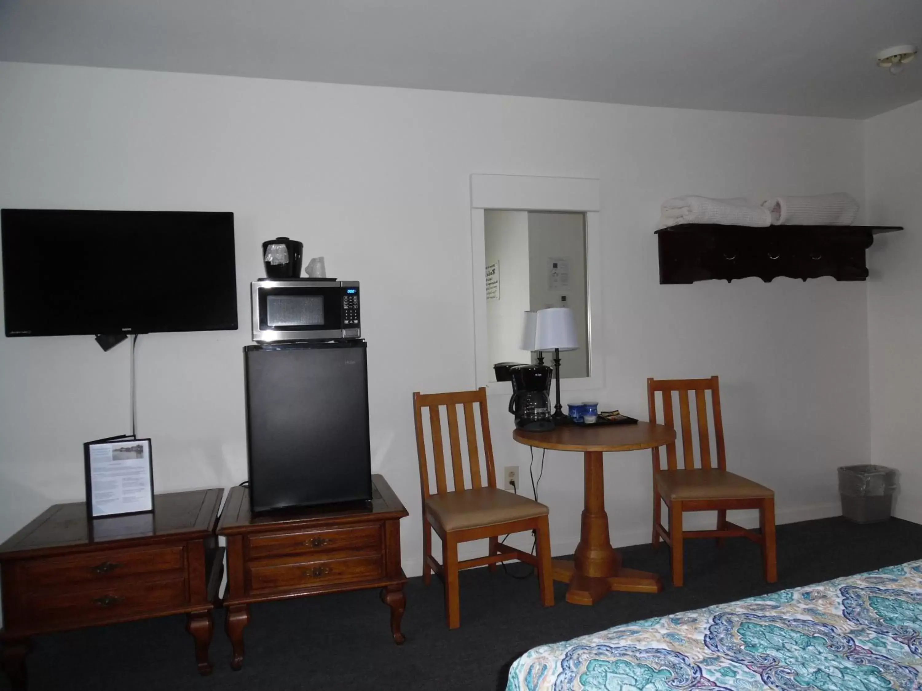 TV/Entertainment Center in Wachapreague Inn - Motel Rooms