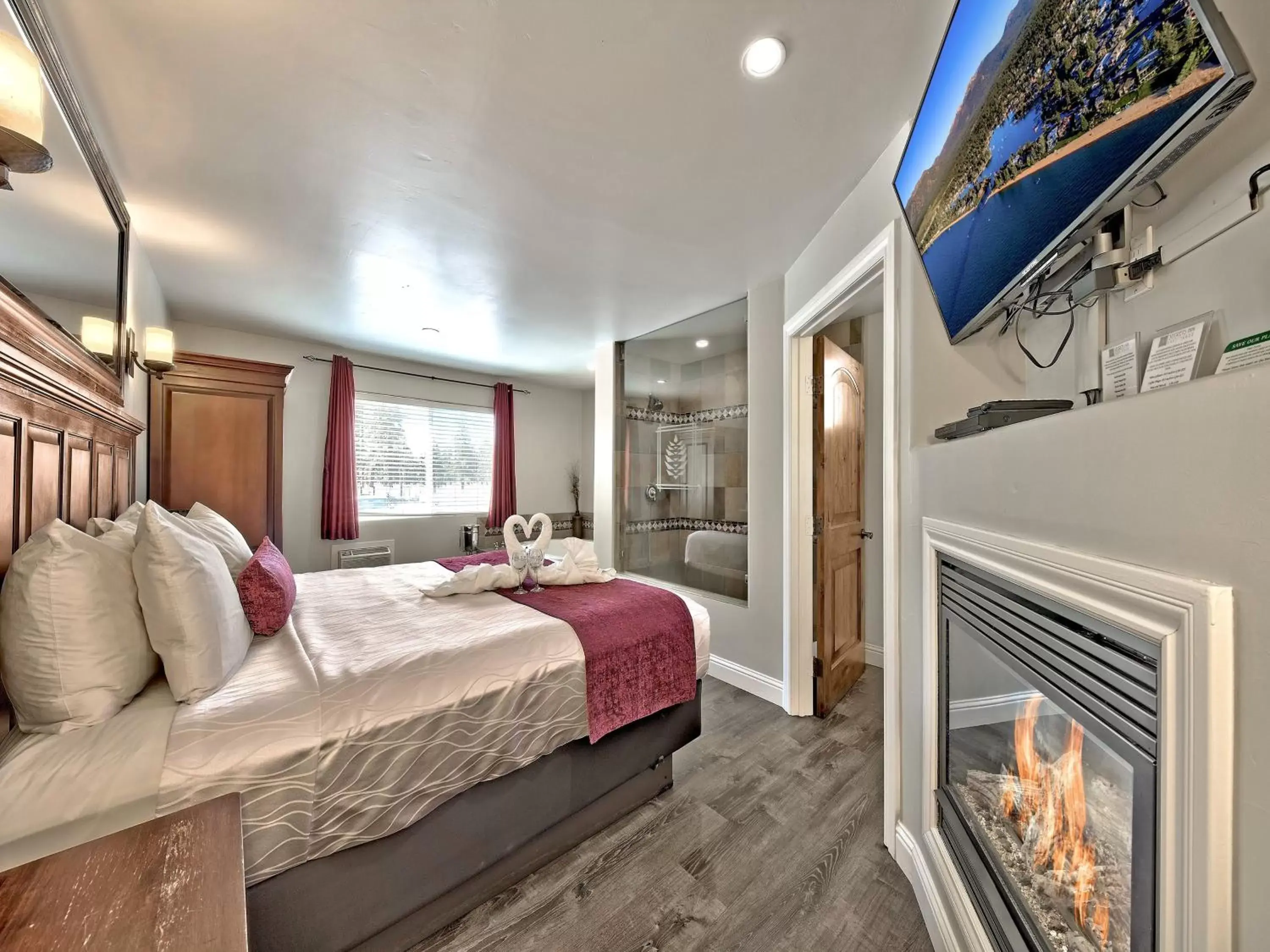 Photo of the whole room, Bed in Secrets Inn Lake Tahoe Photo of the whole room, Bed in Secrets Inn Lake Tahoe