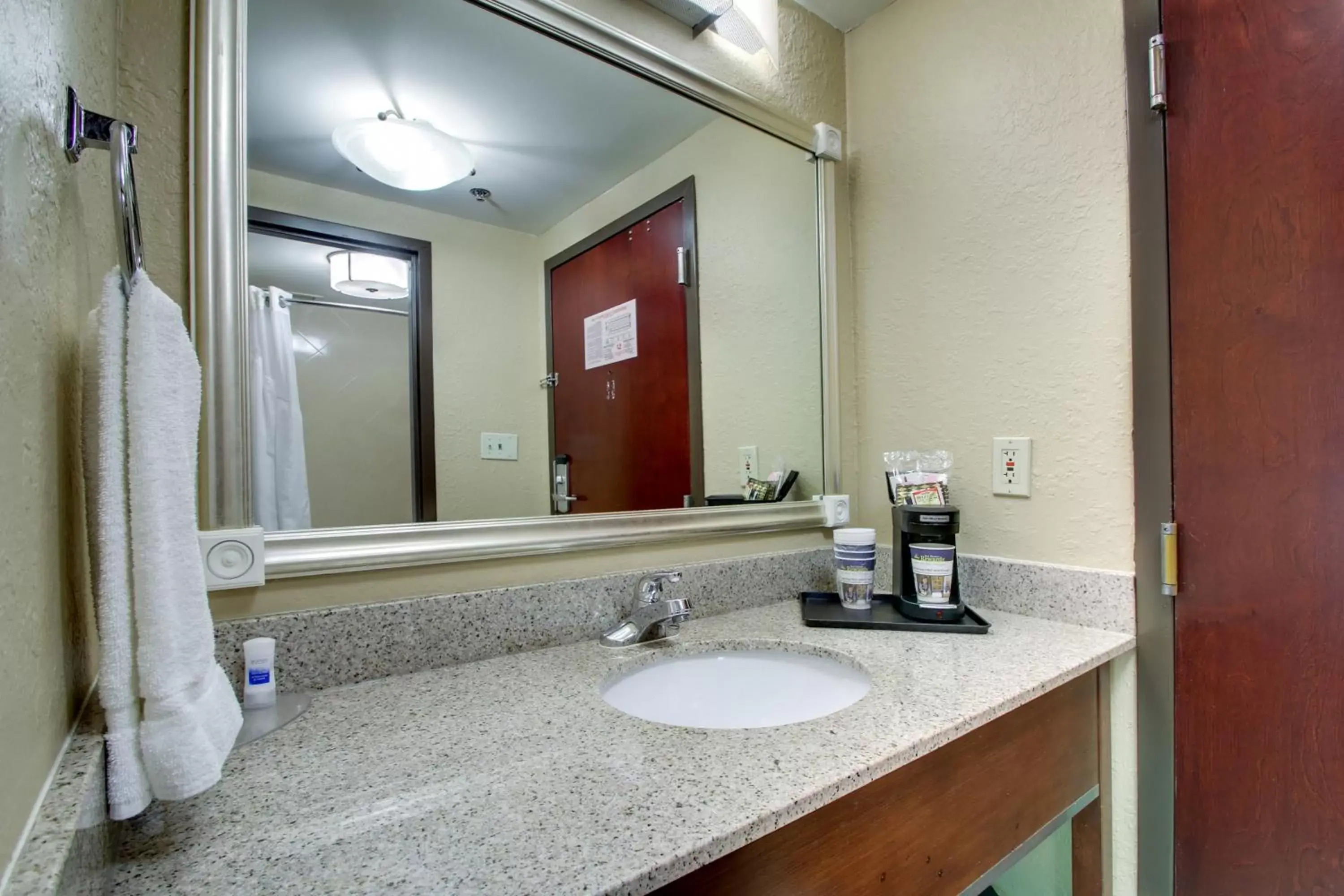 Bathroom, Lobby/Reception in Best Western Eagles Inn