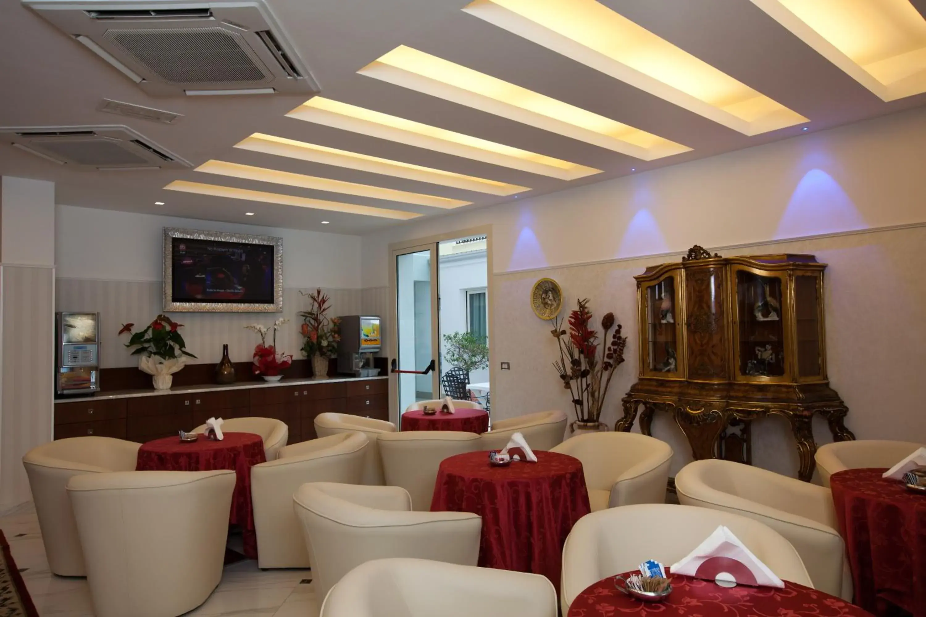 Communal lounge/ TV room, Lounge/Bar in Hotel Residence Villa Del Mare