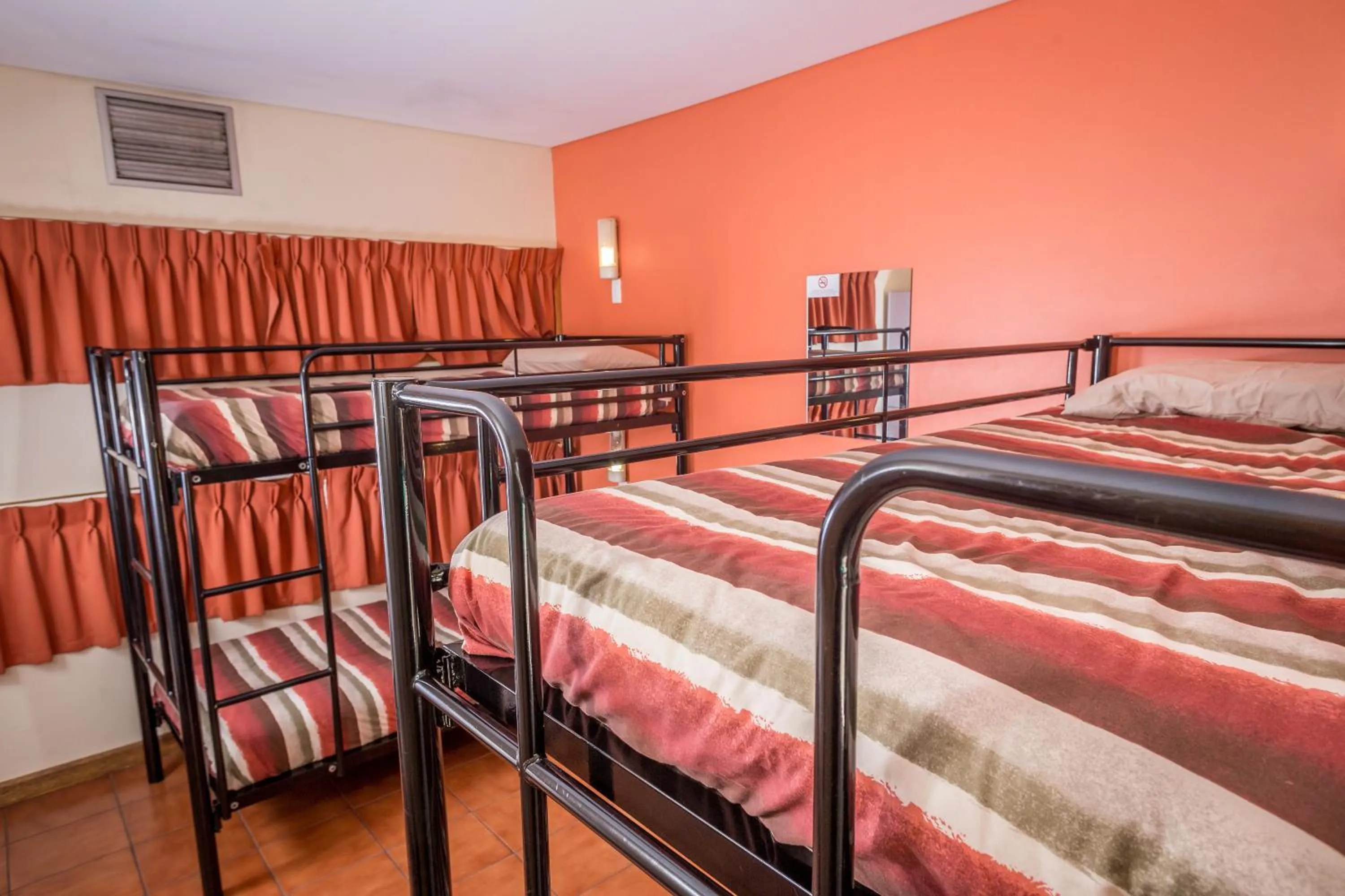 Bedroom, Bed in YHA Alice Springs