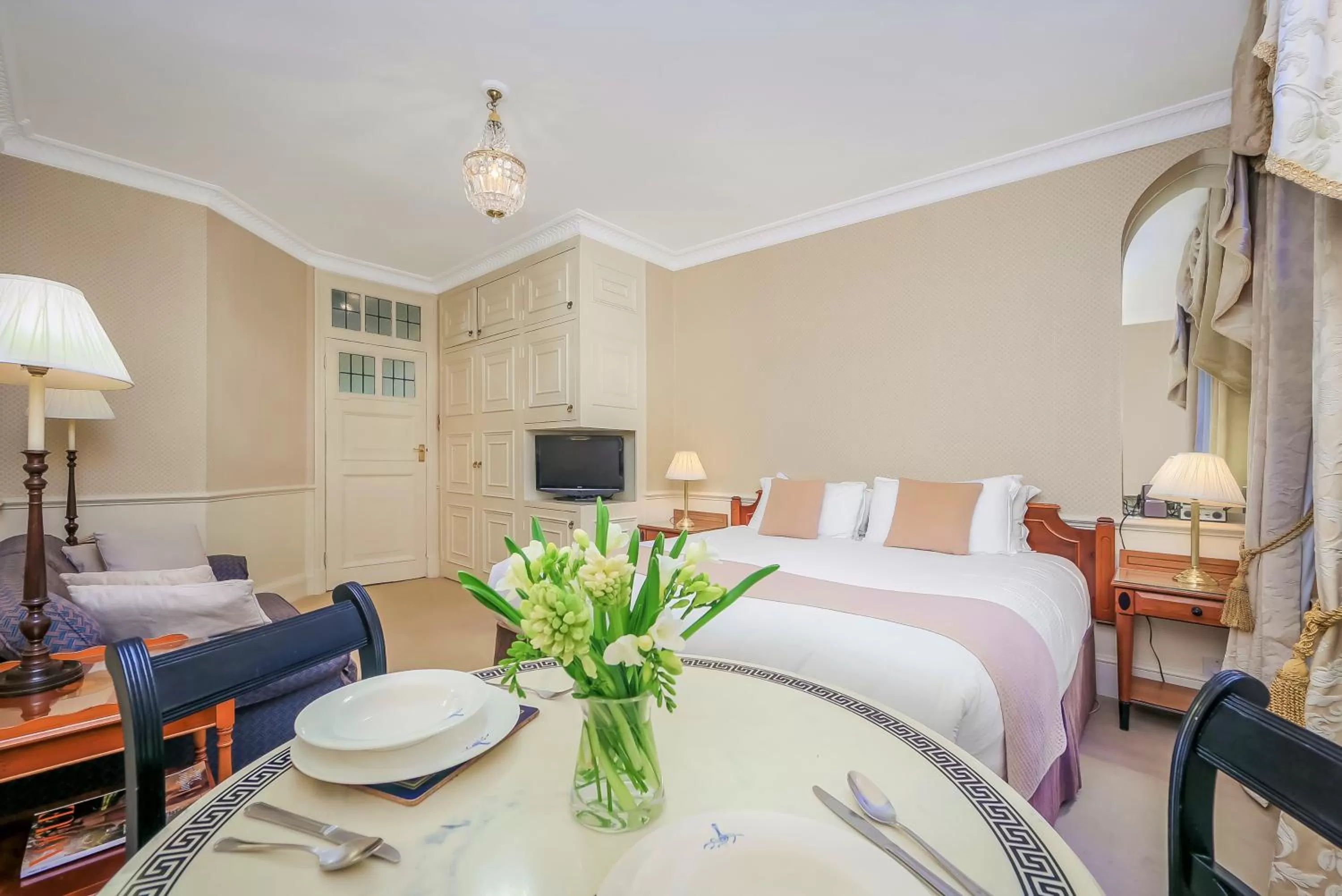 Dining area, Bed in 44 Curzon Street by Mansley