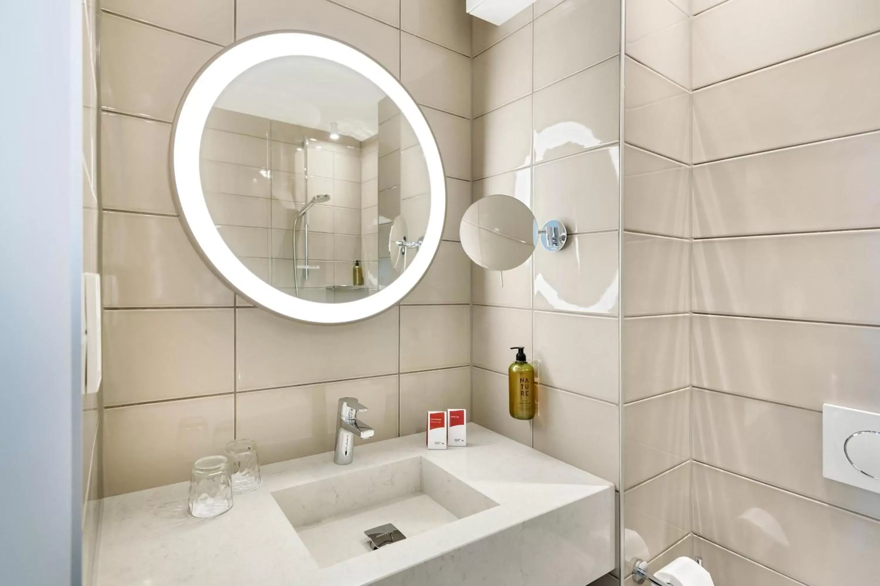 Superior Twin Room with Bath in Austria Trend Hotel Bosei Wien Superior Twin Room with Bath in Austria Trend Hotel Bosei Wien