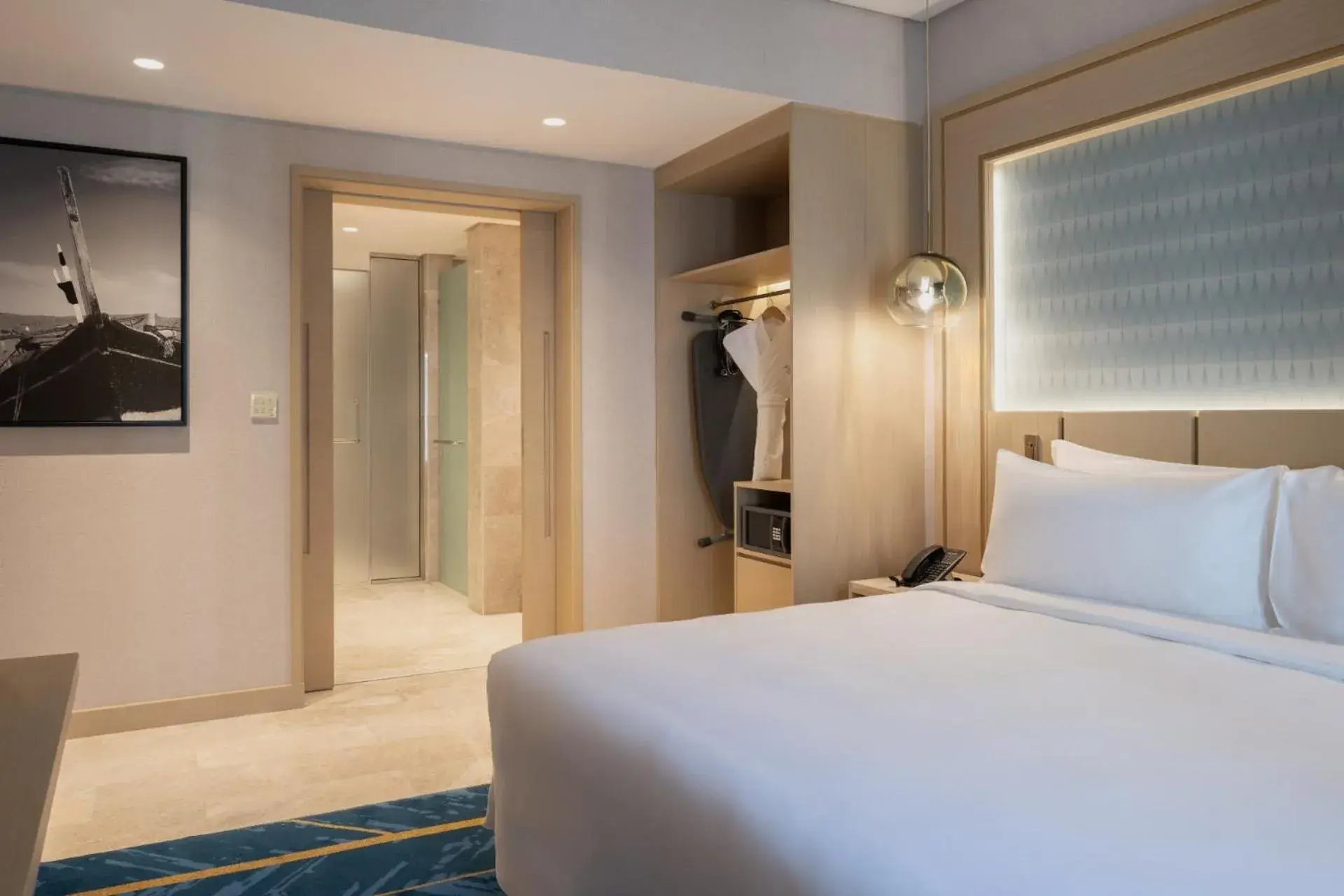 Bedroom, Bed in Avani Muscat Hotel & Suites