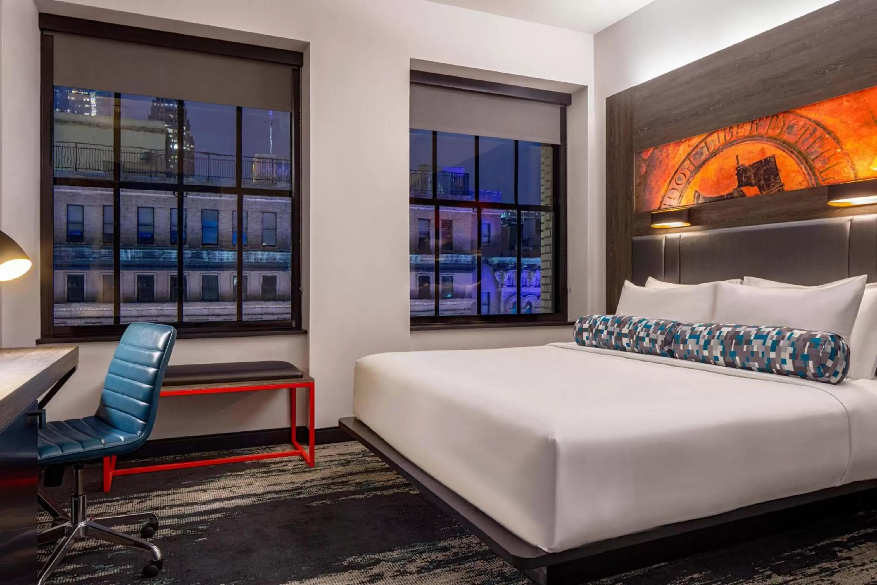 Superior King Room with City View in Aloft Philadelphia Downtown