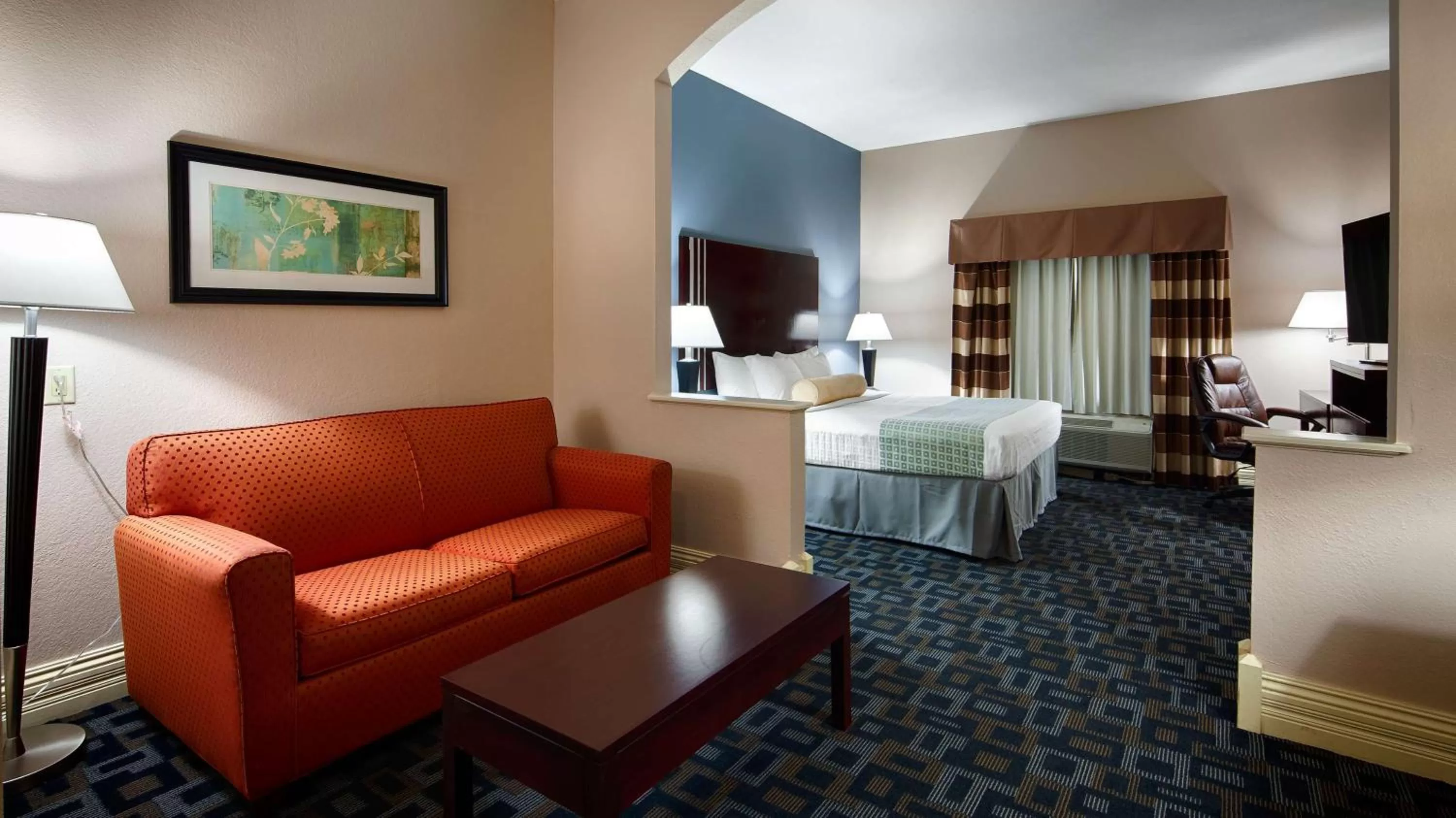 Photo of the whole room, Bed in Best Western Plus Kalamazoo Suites