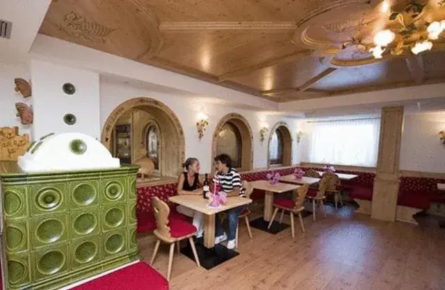 Lounge or bar, Restaurant/Places to Eat in Hotel Zirmes
