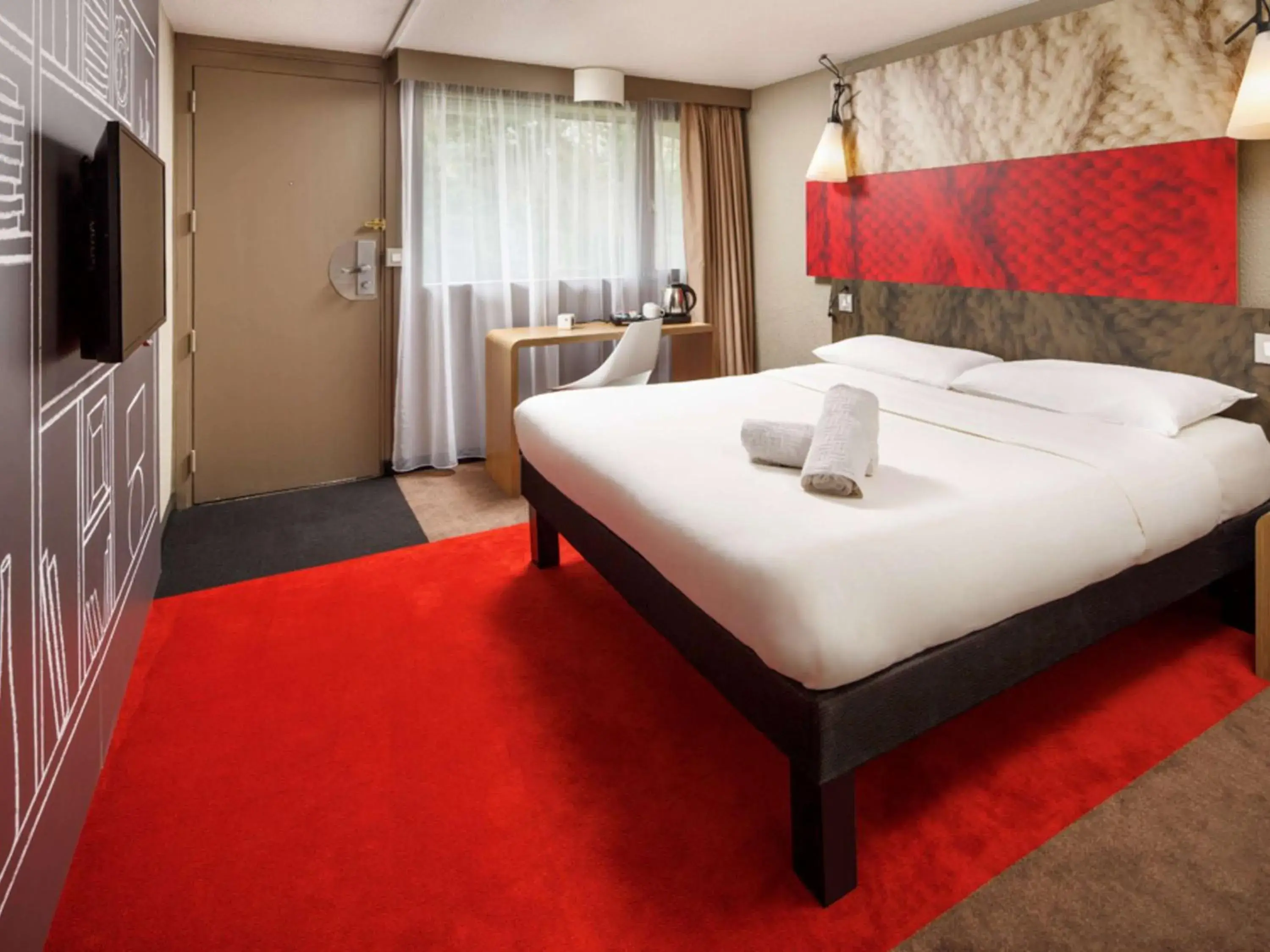 Photo of the whole room, Bed in Ibis Coventry South Whitley Hotel