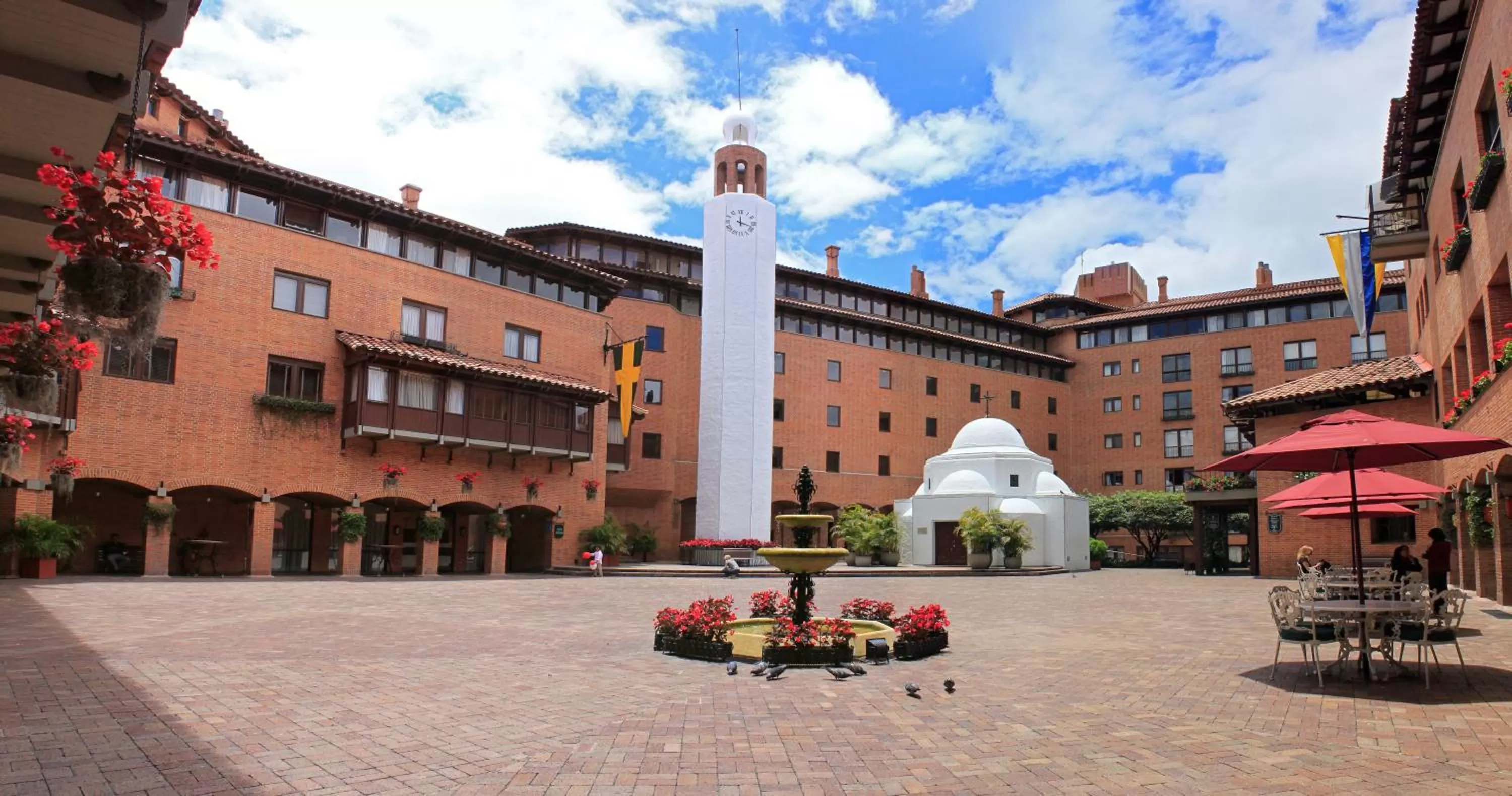 Facade/entrance in Hotel Estelar La Fontana