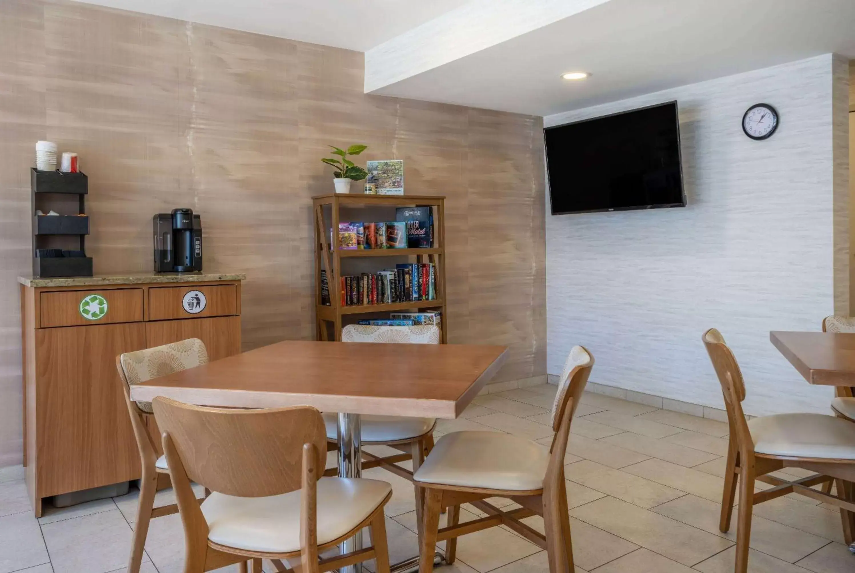 Lobby or reception, Dining Area in The Sandbar Hotel, Trademark Collection by Wyndham