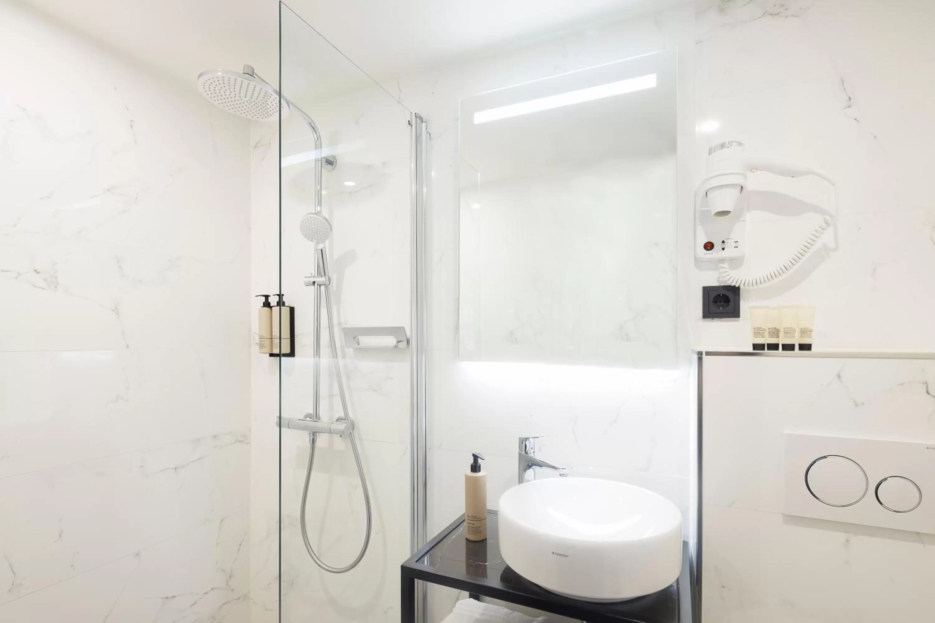 Shower in Huygens Place Amsterdam
