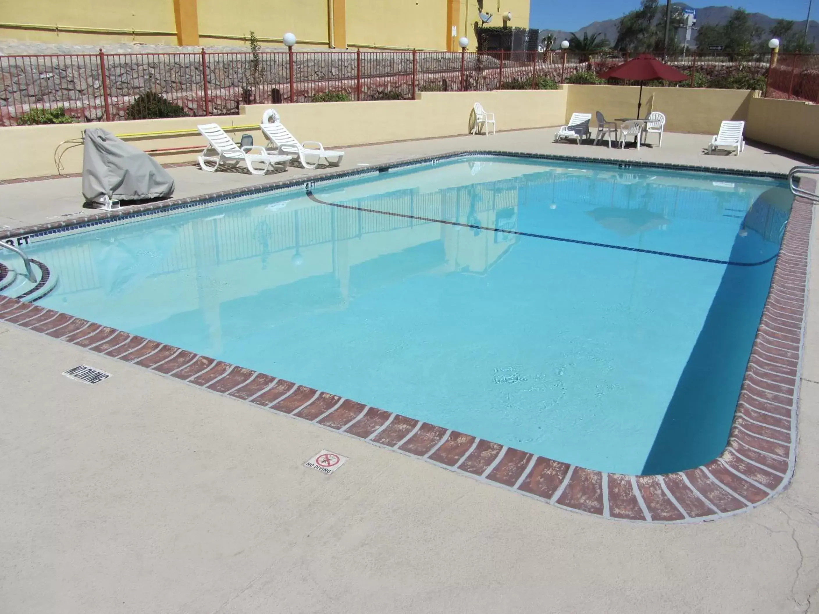 Swimming pool in Motel 6-El Paso, TX - West Swimming pool in Motel 6-El Paso, TX - West