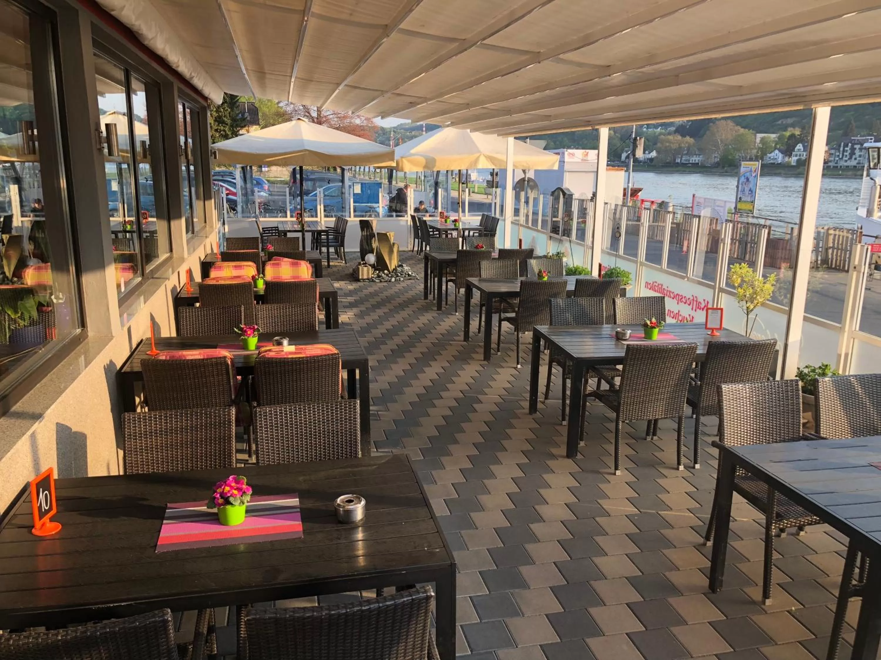 Restaurant/places to eat in Hotel Rhein INN