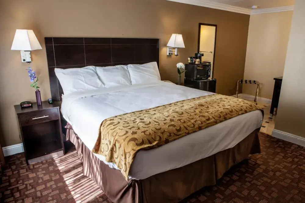 Bedroom, Bed in Marinwood Inn & Suites