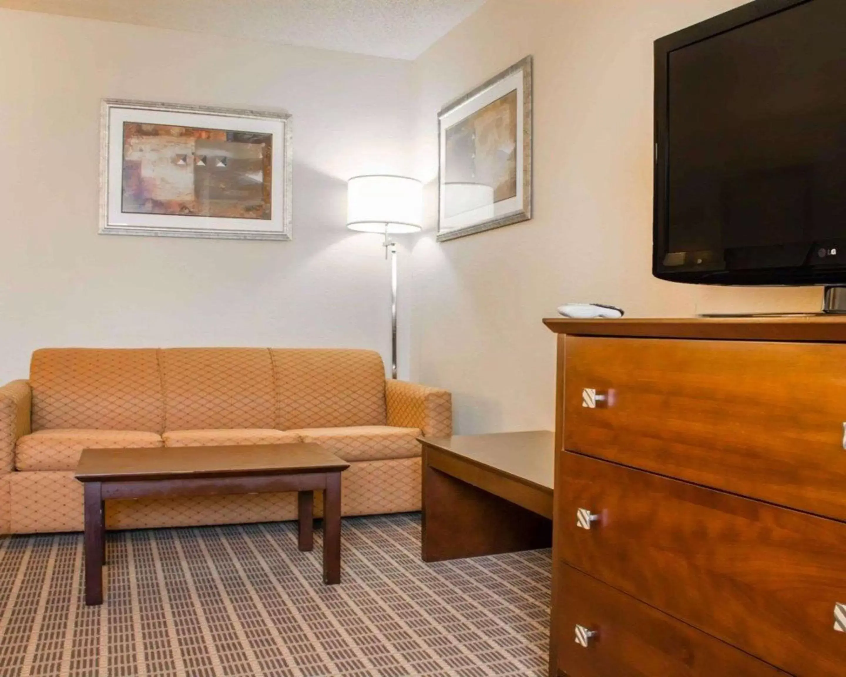 Photo of the whole room, TV/Entertainment Center in Comfort Suites Huntsville Research Park Area