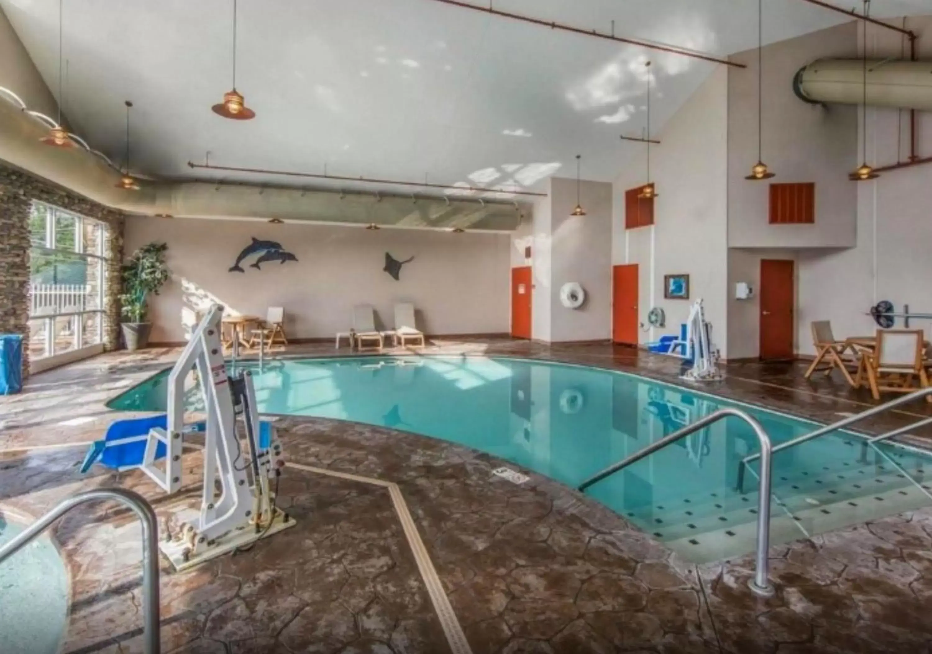 Swimming Pool in Clarion Inn Near Island Drive